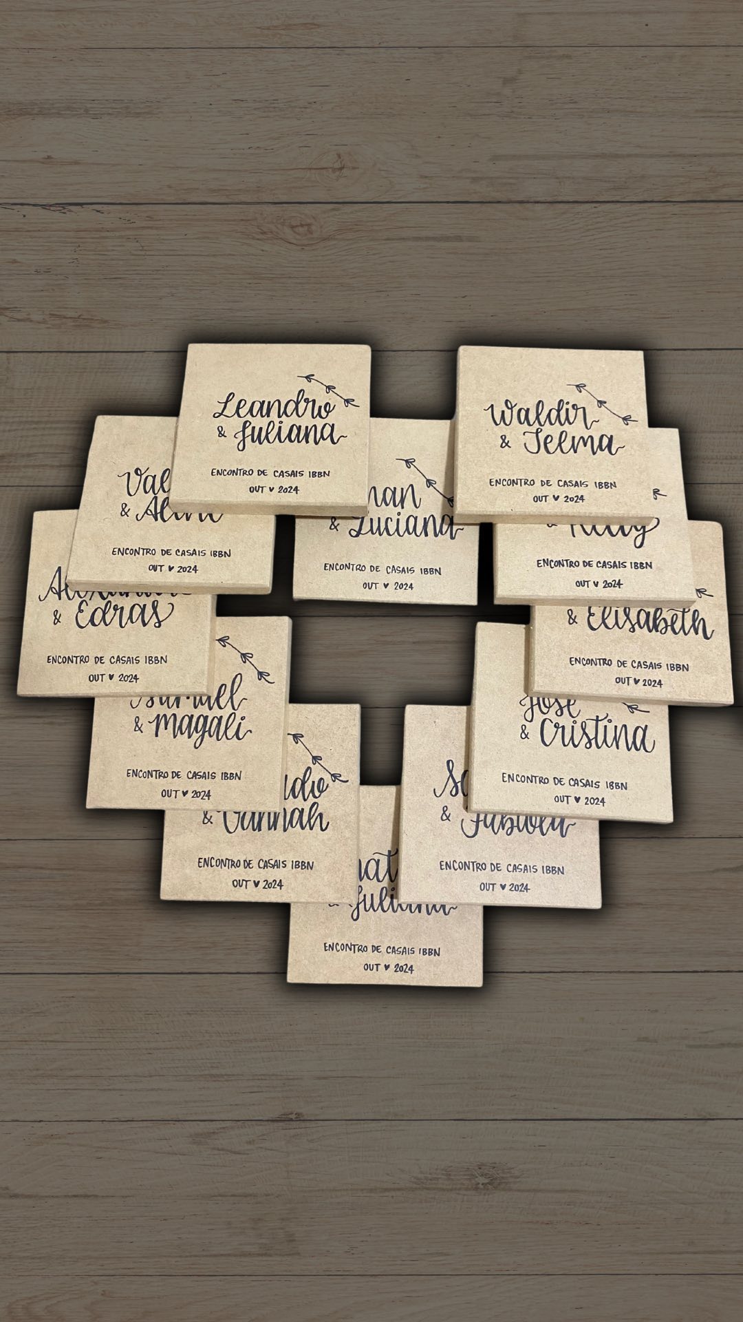 Fala galeraa! Dessa vez, realizamos a personalização de caixinhas de MDF com Lettering feito à mão, para o Encontro de Casais da @boasnovashortolandia, que aconteceu de 18 a 20 de outubro! 😍
Em cada caixinha colocamos os nomes dos casais que participaram desse retiro incrível! Momentos especiais pedem por artigos exclusivos ✨
📌Entre em contato com a gente e faça um orçamento!
