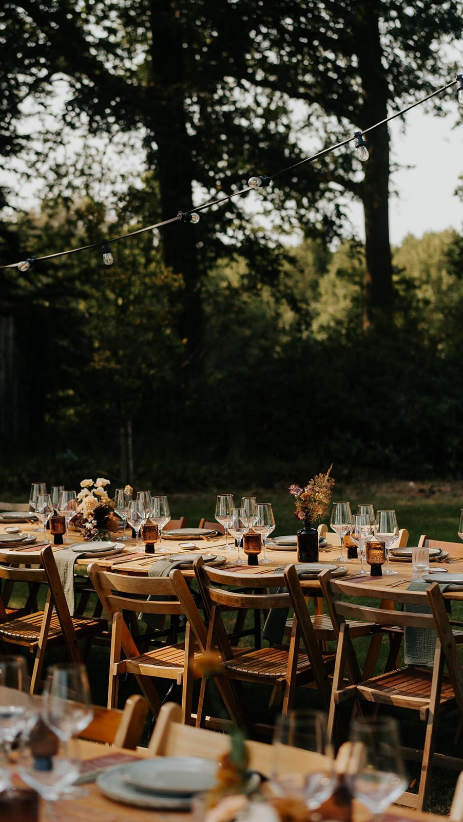 Effe snel twee minuten zitten voor de gasten aan tafel komen?
Of toch nog maar wat beelden maken van de setting?
Wat denkt ge dat al-tijd wint? 🙃
Foto @heimat_verhalen
Locatie @bleyckhof
Bloemen @lieselotsofflowers
Tableware @goldfishpartyrental