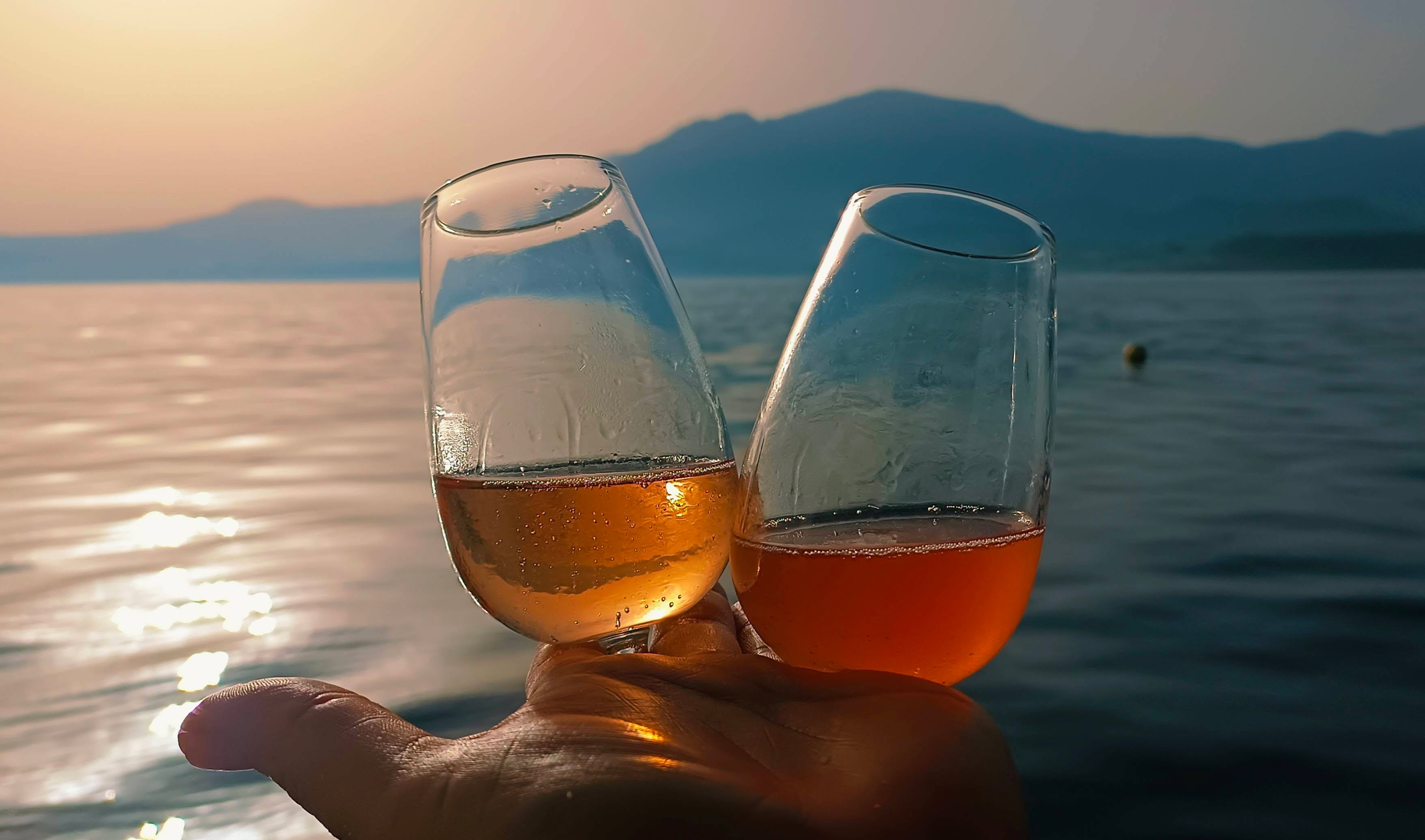 Comparación y Evolución de nuestro Espumoso Rosé Submarino frente a su homogéneo terrestre
Más fino, una burbuja más elegante, más cremoso, buena acidez y un muy agradable final a frambuesa en la punta de la lengua
El color... qué decir? Ahí lo tenéis!
La Crianza Submarina de Escaramujo Wines, sin duda evoluciona el buen vino a un muy buen vino y sorprendentemente diferente!
Y si a ello le añades una tarde de navegación pefecta, una puesta de sol preciosa, unas ostras y zamburiñas espectaculares y unos clientes maravillosos...no le puedo pedir más a este proyecto!
#evoluciondelvino #vinosubmarimo #espumososubmarino #costadelsol #estepona #BodegaSubmarina
