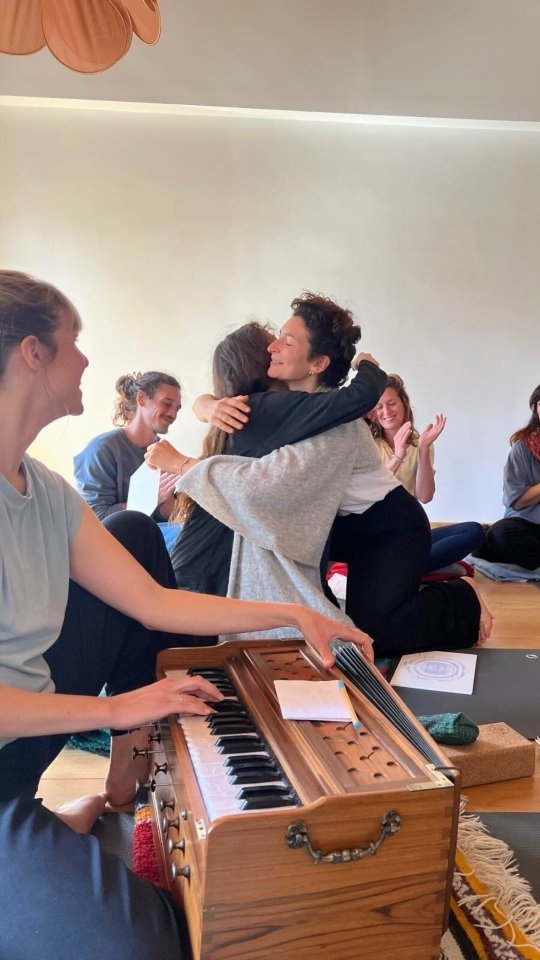 Tout a commencé par une soif d'espace.
L'envie grandissante de relier des horizons touchés du bout des doigts.
Me laissant inspirée les frontières s'élargissent. Le vouloir & le faire s'abandonnent au sentir.
Le souffle comme reliance au monde réinvente une qualité de présence tendre, attentive et généreuse.
Un immense merci à Pia, Kamel & Charlotte pour leur océan de savoir et d'expérience, toujours dans une écoute joyeuse, fine & complice.
Merci à ces liens tissés, à ces regards rieurs, ces émotions accueillies, ces sourires partagés.
🙏🏻 @pialecannu @yoganthropologist @charlotte_dupinay @yogaetxea.guethary
#breathwork #formationyoga #respirationconsciente #conscience #voyagesonore #regardinterieur #reliance #gratitude #guethary #yogapaysbasque #vinyasaflow