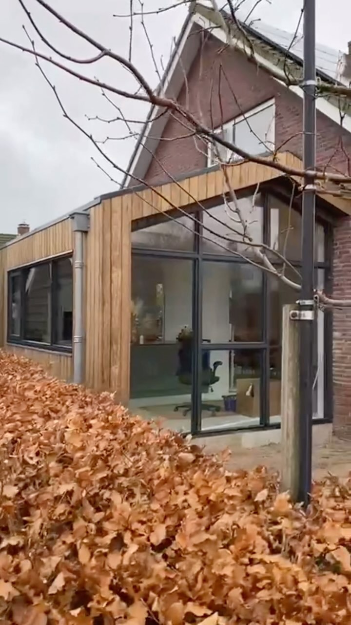 Weer een prachtige eindresultaat van deze woning in Den Helder! De kozijnen op maat gemaakt voor een unieke en stijlvolle uitstraling. Wil jij ook zulke prachtige kozijnen voor jouw huis? Ontdek de mogelijkheden op onze website of stuur ons een berichtje!
#KozijnenOpMaat #HandelsondernemingEdVanDuin #WoningUpgrade #voorraadkozijnen #stijlvolwonen #wooninspiratie #archtechtuur #hardhoutenkozijnen #wonen #thuis #huis