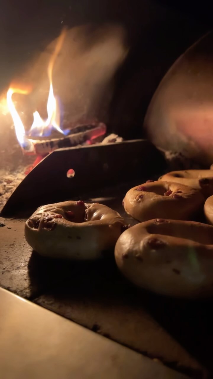 🥯 🌙 ✨ late night bagelin’ ✨ 🌙 🥯
#freshbagels #bagelbliss #tucsonlocal #tucsonfoodie #ilovetucson #videoreel #woodfired