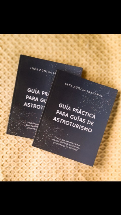 Quieres tu libro?! Escríbenos, enviamos a todo Chile. Abajo valores y detalles.
Este libro es un fascinante resumen y explicación sobre astronomía para la preparación profesional del guía, pasando por aspectos teóricos y prácticos del guiado y turismo astronómico. Ofrece una sección que recopila los objetos disponibles para mostrar a través de un telescopio de manera trimestral para el hemisferio sur, en especial Chile. Contiene eventos históricos importantes y un apartado de preguntas y respuestas rápidas para un guía sobre el cosmos. La autora presenta ideas prácticas que invitan al lector a profundizar en la astronomía moderna, enfatizando en la popularidad del turismo nocturno en nuestro país. Este libro dará una lectura enriquecedora y recomendable para aquellos interesados en el turismo astronómico y ciencia en general.
Inés Zúñiga Irazábal, es profesora chilena dedicada al turismo aventura y astronómico desde el año 2017, es también diplomada en Astronomía General por la Universidad Andrés Bello. Inés es cofundadora de la empresa de turismo aventura Chile Nature Expeditions. Hoy erradicada en el pueblo de Rari, región del Maule, con cielos hermosos que no tienen nada que envidiar al norte de nuestro país, es allí donde comenzó la aventura de escribir este libro como complemento a la preparación profesional de las charlas de astroturismo de guías nacionales e internacionales del hemisferio sur.
El libro está a $25.000 precio de lanzamiento las primeras 50 copias. Luego sube a $29.990 precio normal.
Se estarán haciendo entregas directas en Linares, Rari y San Pedro de Atacama. Al resto del país se están enviando vía starken y chilexpress por pagar.
Para consultas de compra escribenos:
Whatsapp: +56988811878
Instagram: @chilenatureexpeditions
@ineszuira
correo: contact@chilenatureexpeditions.com
#aventura #astroturismochile #astroturismo #astronomia #estrellas #guias #turismoaventura #turismomaule #sanpedrodeatacama