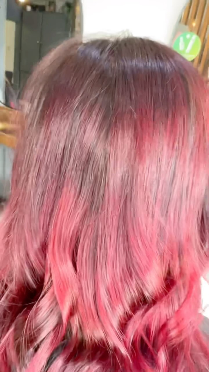 Red hair is definitely hitting for a big trend this year, and she’s giving us all the ‘wow’ vibes! Embrace the fiery allure and make heads turn with every step. #redwowfactor #love #stunningbab #happy #w389 #birminghamsalon