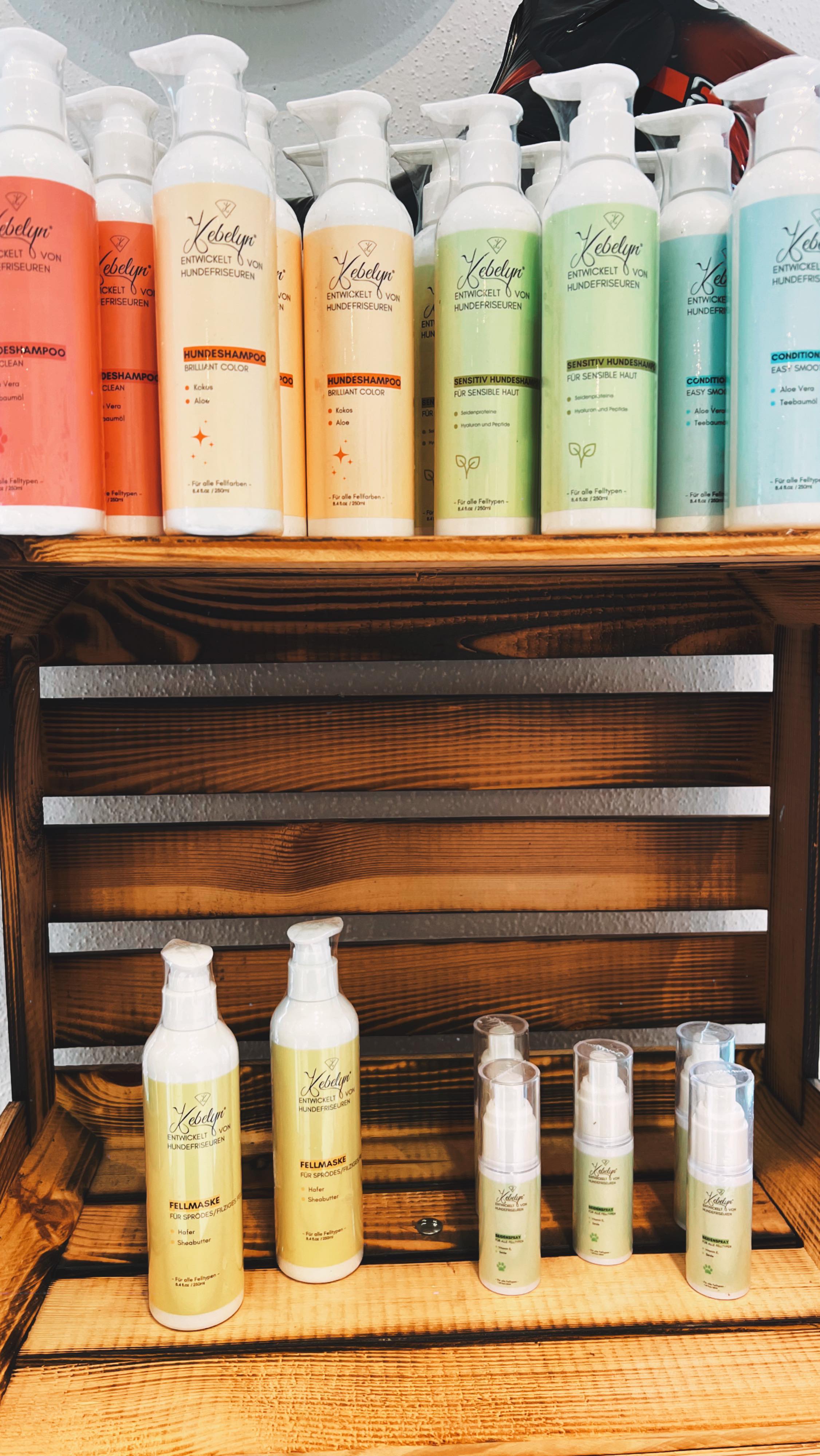 Our favorite shampoos also available for sale 🐶
#kebelyn #kebelynshampoo #jelenashundesalon #vierbeinigefreundedogancatshop #munich #münchen #germany #deutschland