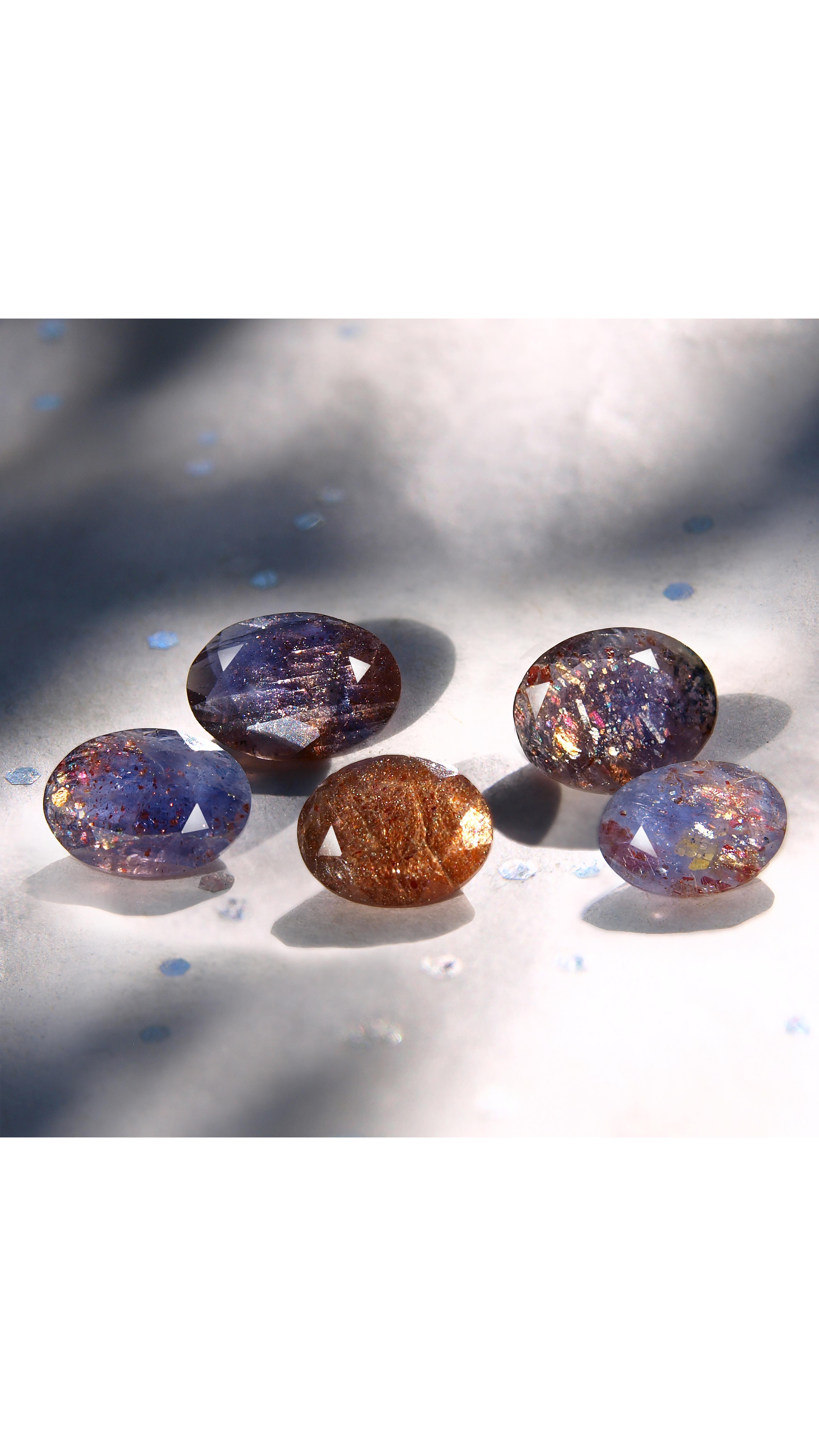 Dzieńdoberek! 🌞
Przedstawiam Wam dziś kolejną garść skarbów, które zawitały w moim niedawno otwartym sklepie! 👏
Cudne iolity pełne inkluzji, o szlifach owalnych 💫🌚✨
Pierścionek z jednym z tych kamieni w licznych wariantach możecie zamówić przez moją stronę WWW, której adres znajdziecie w profilu 👌
Zapraszam do odwiedzin! 🤗
Z czasem sukcesywnie będą dołączać tu kolejne pierścionki z różnorodnymi kamieniami 🌈
Ale nie wszystko naraz! Chwilowo wciąż jeszcze przyjmuję zapytania o nie i zamówienia tutaj w wiadomościach, mailu lub formularzu kontaktowym na stronie 🤓
:::
Kilka słów o iolicie 🌚
Iolit to kamień równowagi.
Główną i szalenie ważną mocą jego jest wytwarzanie połączenia między sercem i umysłem. Oddziałując na czakry serca i trzeciego oka i łącząc intuicję z logiką iolit dodaje motywacji, wspomaga osobisty i duchowy rozwój. Może się on odbyć w odważnych, dynamicznych krokach, jednak równocześnie w atmosferze skupienia, spokoju i szczęścia.
Siła, spokój i skupienie, które daje iolit pomagają zachować perspektywę i optymizm w trudnych momentach.
Osoby o zwiększonej wrażliwości szczególnie silnie odczują korzyści niesione przez ten minerał. Artystom pomoże w bardziej swobodnej ekspresji, ezoterykom da większą wrażliwość i świadomość. Sprzyja wymiarowym i wewnętrznym podróżom, projekcjom astralnym, pracy z przeszłością i wcieleniami.
Iolit pomaga również rozwikłać problemy rodzinne, finansowe i związane z uzależnieniami.
Ma ogólnie pozytywny, balansujący i wspomagający wpływ na nasze ciało fizyczne i pomaga w odchudzaniu 🤭
:::
.
.
.
.
.
#ilovemyjob #bartoszciba #jewelrydesigner #bartoszcibajewelry #finejewelry #mójskleponline #mineralmagic #magicring #iolit #nazamówienie #czarymary #kolorowepierścionki #magicznypierścionek #custommade #minimalistjewelry #pierścionekziolitem #perfectimperfection #pierścieńarabelli #myprecious #minimalist #daintygoldjewelry #iolitsłoneczny #wishcometrue #ooak #perfectimperfection #madetoorder #ooakjewelry #makeawish #gemmagic #pierścioneknazamówienie