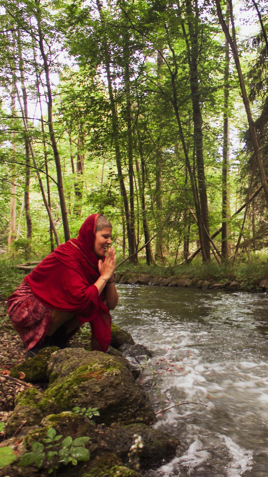Yaku Chant 💧💙
What is moving you today?
I was standing on a rock next to the river the other day and then suddenly, this little water chant came up. Life is magical especially, when you listen to the songs of mother earth 🌎🥹🤎
✨ Enjoy, Matyox ✨
•
🤎 Amor, Mayu 🤎
#soundbath #pachamama #ixcacao #medicinesong #cacaoceremony #ceremonialist #mamacacao #shamanicwisdom #mayudelavida #medicinewoman