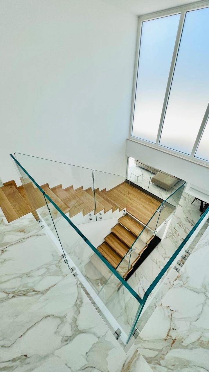 Quando il legno incontra il cristallo: il perfetto matrimonio di eleganza e modernità. Creiamo spazi unici e affascinanti per la tua casa, dove il design si fonde con l’innovazione.
#CierreScale #InteriorDesign #StileElegante #puglia #scaleinlegno #ScalaInRovere #RinghieraCristallo #stairs #EleganzaSenzaLimiti #DesignModerno #rovere #wood #AmbienteUnico #StileDiVita #CasaElegante #DesignInnovativo #ScalaDInterno #ArteArtigianale #StileItaliano #Raffinatezza #Innovazione #taranto #ristrutturazione #ristrutturare #arredamentomoderno