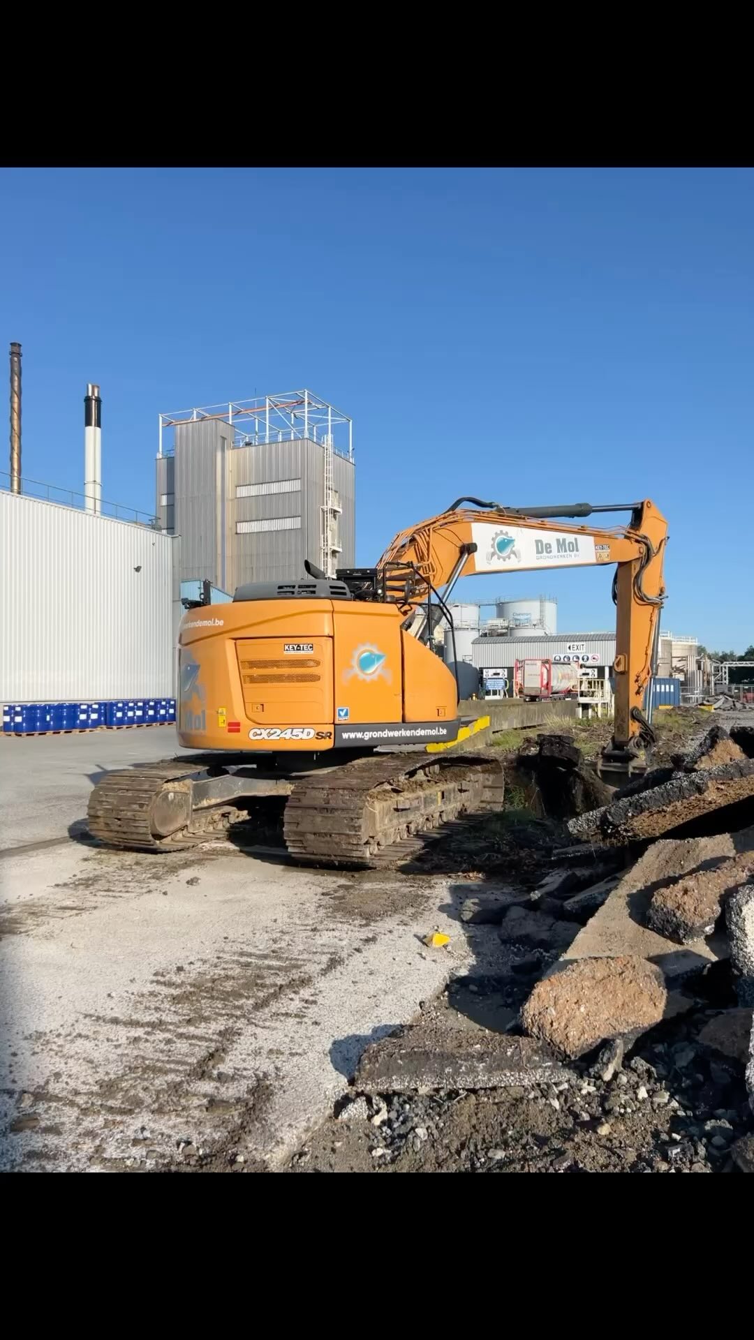Onze toppers van TeamDeMol hebben genoten van een welverdiende vakantie en zijn deze morgen opnieuw met volle goesting erin gevlogen om onze projecten tot een goed eind te brengen!
#grondwerk #afbraakwerken #sloop #waterbouw #beton #wegenbouw #recycling #afval #riolering
#groundworkisthebasethefinishingtouchisourcase #jobs #vacatures #solliciteren
@demolrecycling @de_mol_grondwerken_