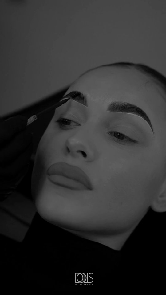 Creating an Art of your face 🖤🤍
Registrations are possible through the website,
Relax and enjoy your perfectly shaped, new brows 😌😇
#dollsbeauty #viralreels #artist #amsterdamsalon #beautysalon