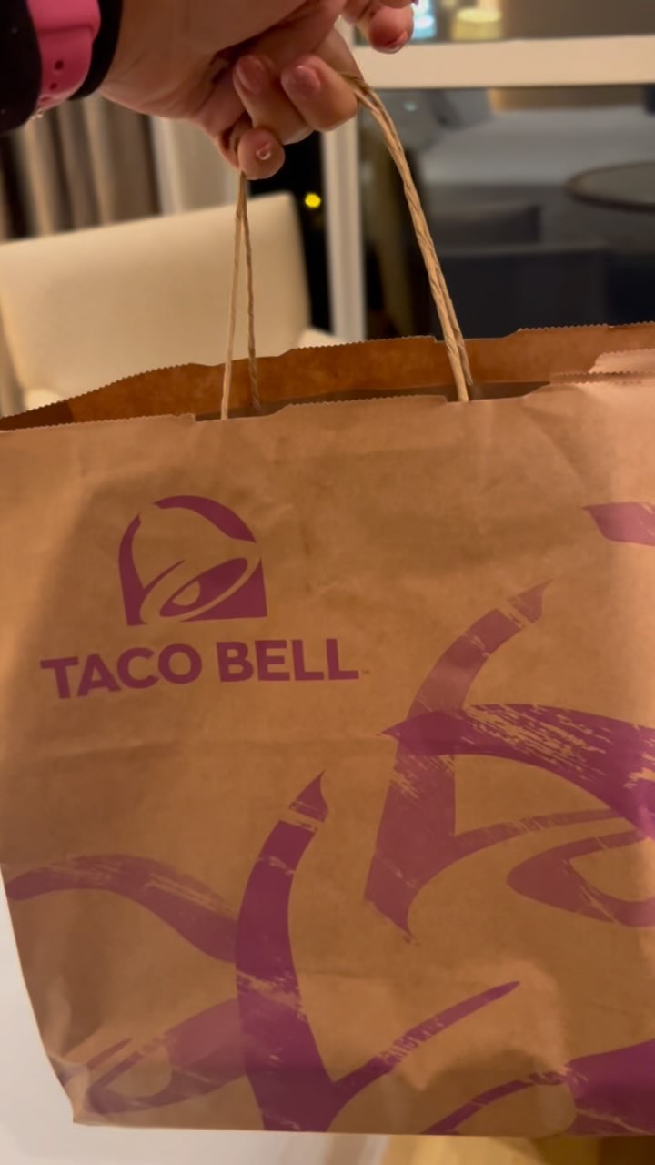 Something I miss so much when I come back to Dubai and now even my travel buddy @prarthana.awasthi got hooked onto...
@tacobell pls come back to Dubai
#lovemexicanfood