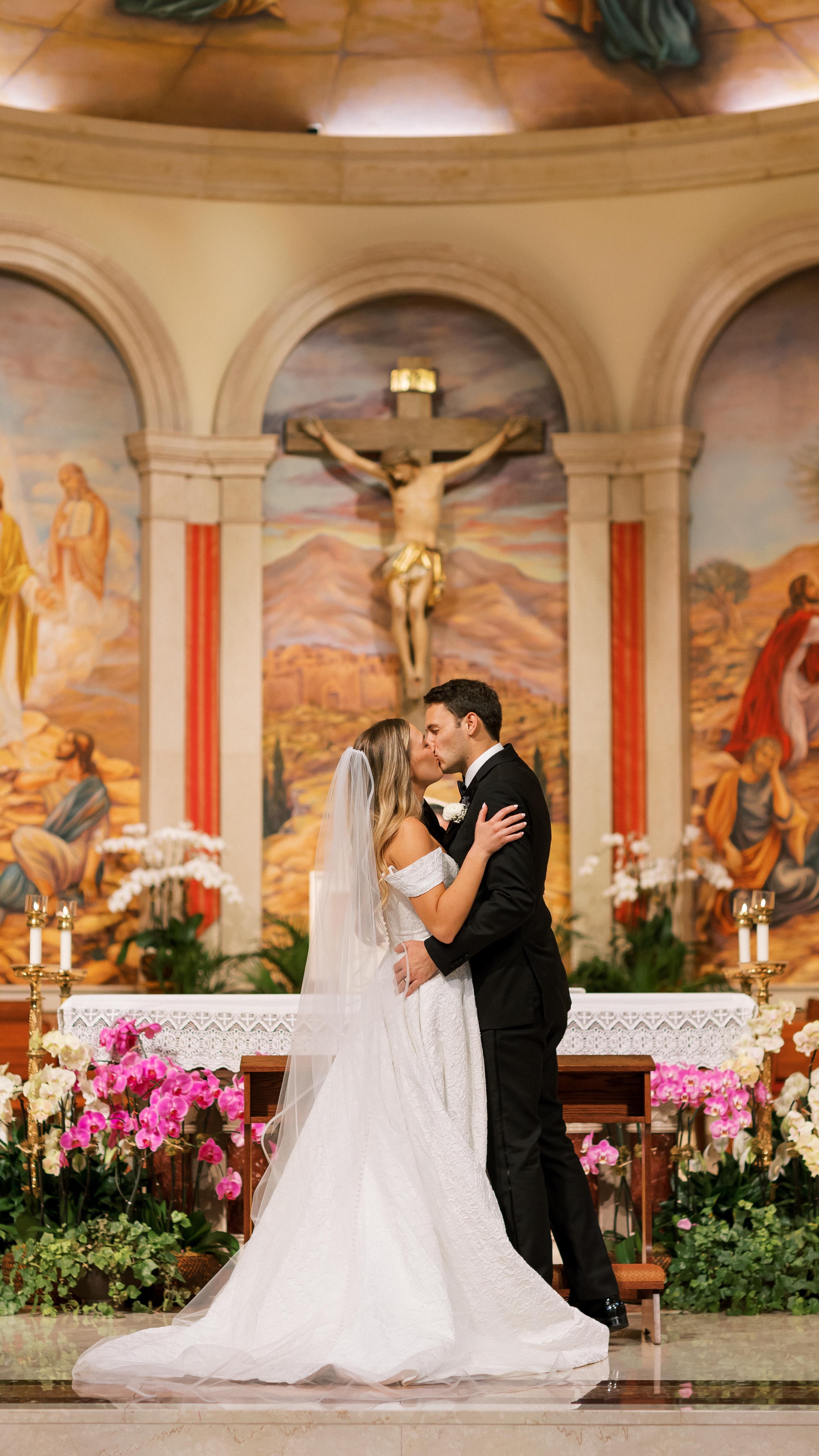 One moment, four points of view. The beauty of investing in a professional video team. 🎥✨
Photography: @rosedphoto
Videography: @goldenviewvideoco
#weddingvideography #orlandoweddingvideographer #floridaweddingvideographer #disneyweddingvideographer #orlandowedding #floridawedding #gettingready #weddingday #weddingmoments #bride #bridalparty #weddingreels #weddingcontentcreator #orlandoweddingcontentcreator #countrycluboforlando #countrycluboforlandowedding #catholicwedding #stjamescathedral #stjamescathedralorlando #cathedralwedding #2024brude #2025bride