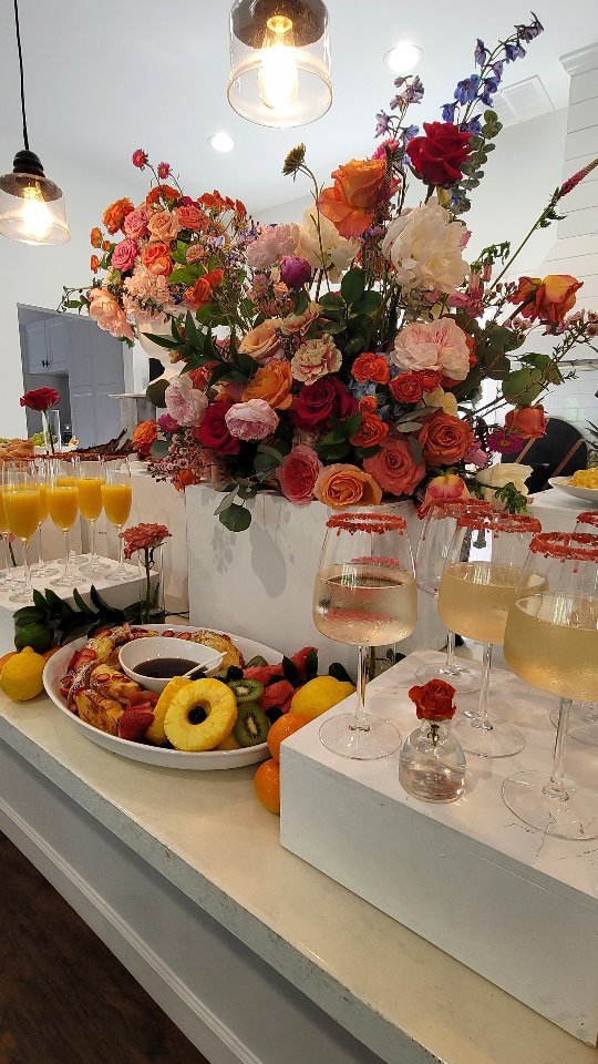 Brunch on Sundays with @lemitlesscatering is ALWAYS a vibe. And the colors?! Those are floral arrangements, they're works of art!!
AOD: Tablescape/Coordination
#brunch #fooddisplay #brunchonsundays #sundayfunday #brunchsetup #luxurybrunch #buffettable