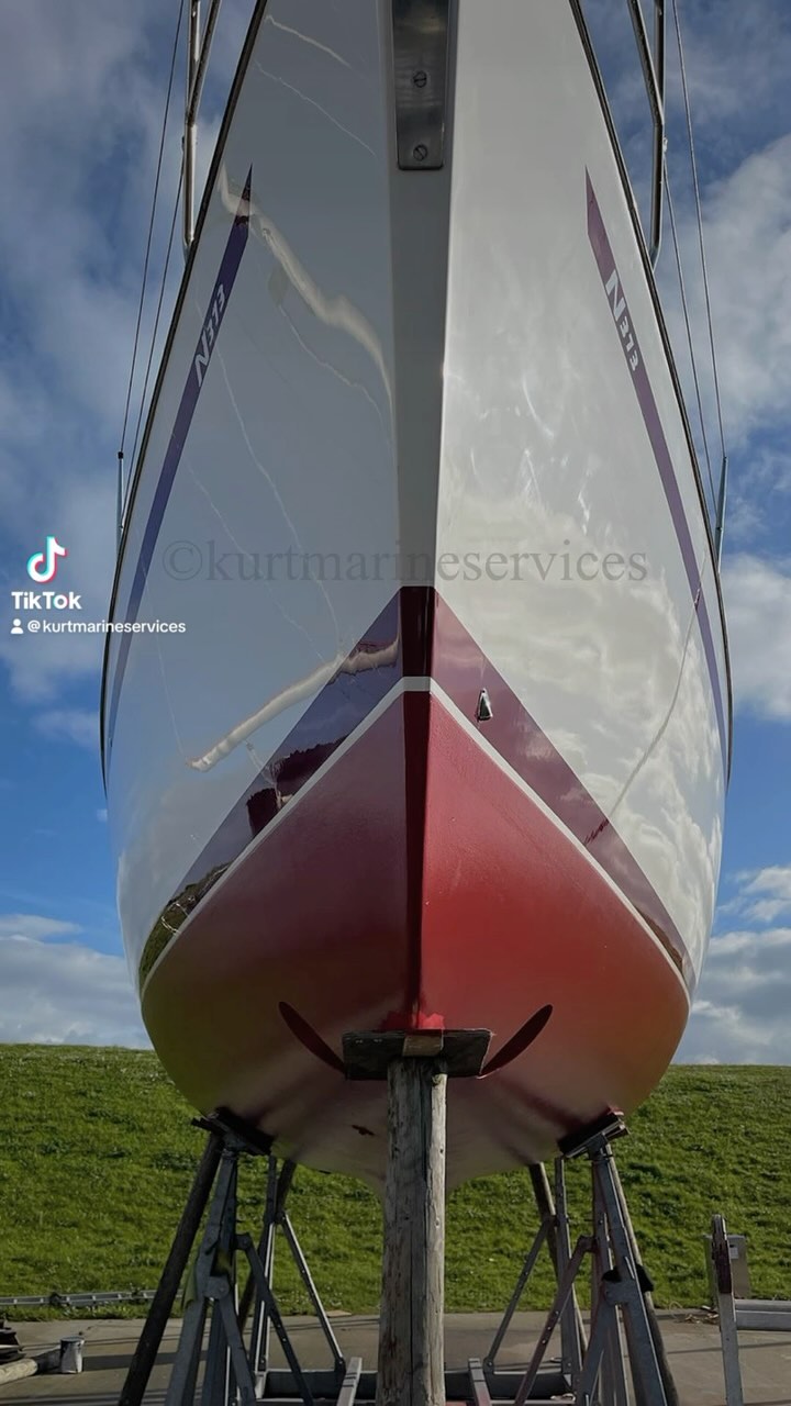 Perfect polishing done on this Najad 373, our team also gave her 2 coats antifouling . Looking fresh for her relaunch āØ
#boatpolishing #boatmaintenance #boatlife #boatlove #boatdetailing #najad373 #hamblemarina