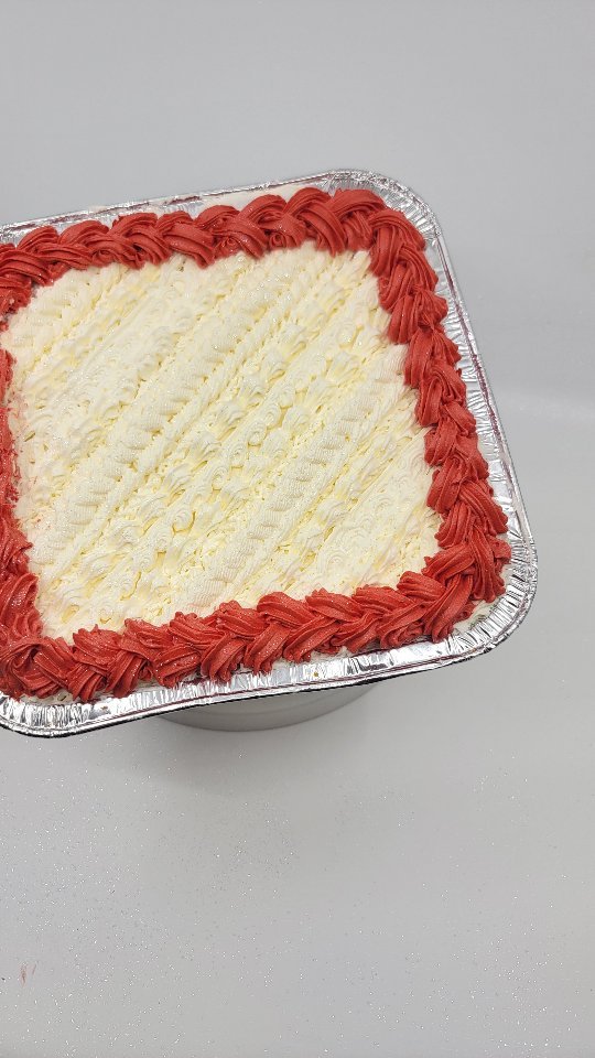 How long do you think it took to pipe this? Our KNITMas design may be my favorite available for this entire holiday season. Link in bio to purchase 💕
-🎨-
-😎-
-🎂-
#loungin #loungincake #createchillcake #ediblecreationsforall