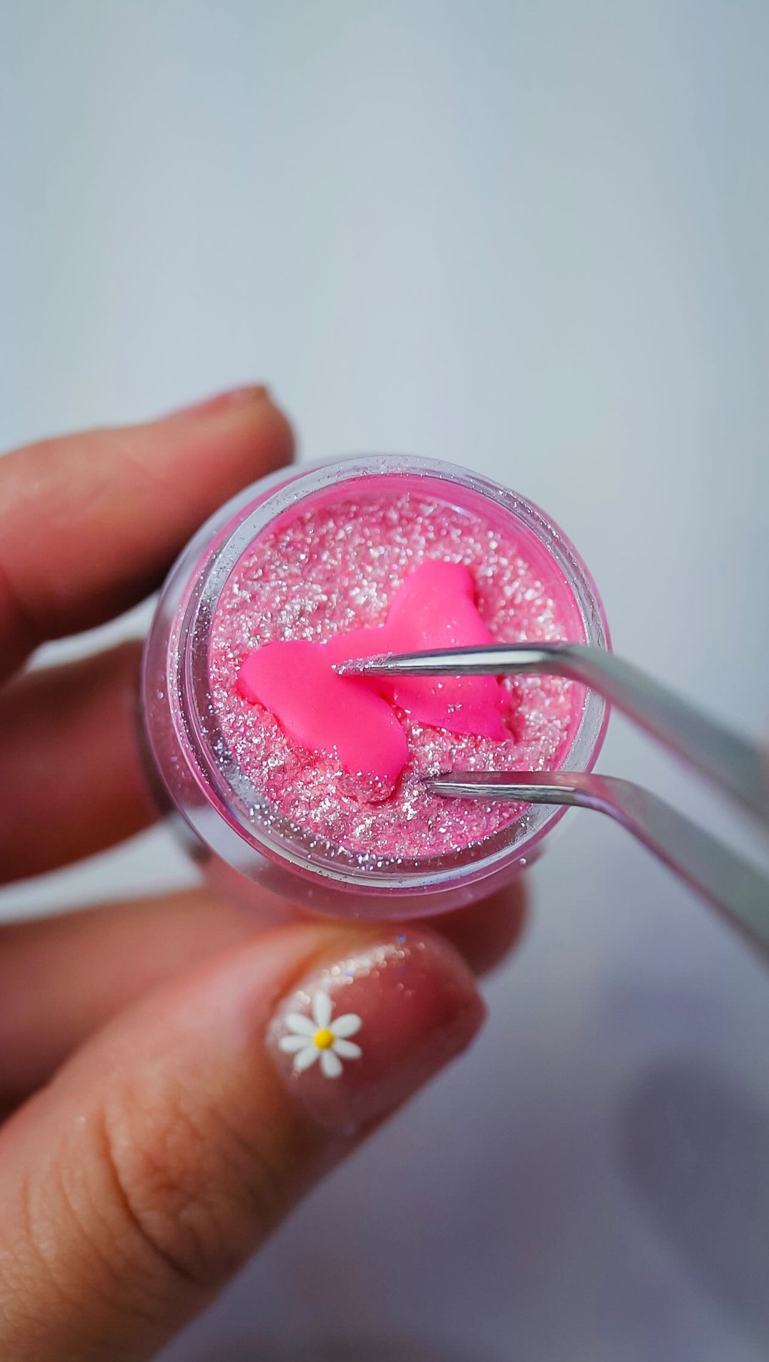 Enhance your fondant details with our edible glitter! No glue needed—just dip and shine for a stunning finish. Perfect for any dessert!
Use code ‘SHINEVIP’ at www.shinedessertglitter.com for extra savings! 💖
#EdibleGlitter #Fondant #Shine #ShineDessertGlitter #Treats #Dessert
