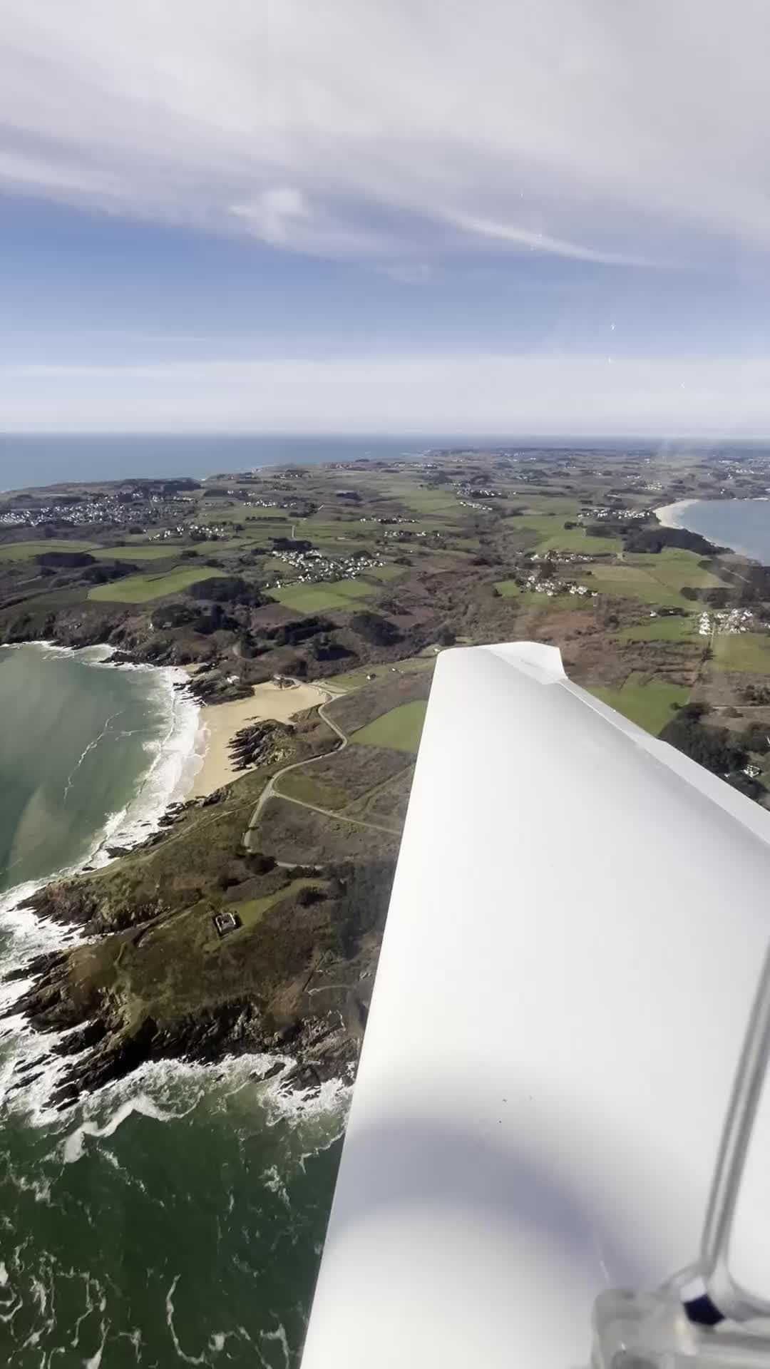 Découvrez une aventure inoubliable avec des vols au-dessus de Belle-Île! Expérience de pilotage unique. #aventure #piloter #BelleIle #exploration #avion #2024cestparti!