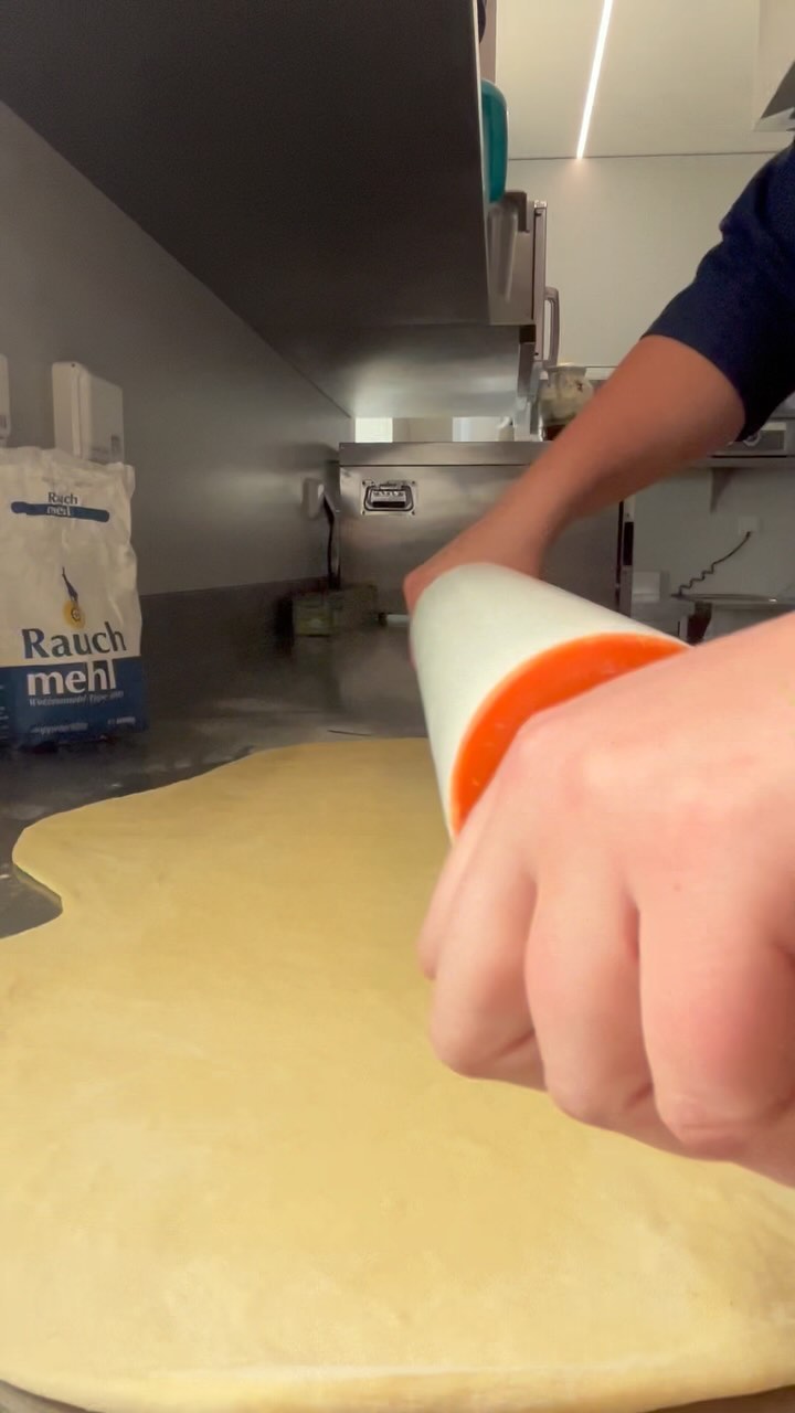 Was könnte unsere Jana da wohl zaubern? Heute Abend gibt es für unsere Hausgäste ein ganz feines Dessert 😍
Hausgemachte Mohnschnecken 👩🍳