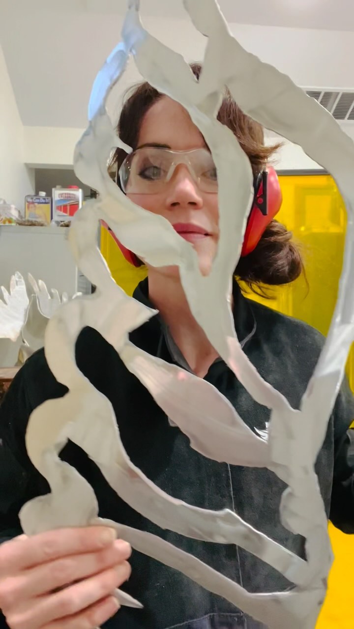 Cardboard makes the best patterns! Today I cut a new pair of wings for a new winged baggage sculpture I’m working on.
The series continues…
#aluminumsculpture #plasmacutter #anglegrinder #faceshield #wingsart