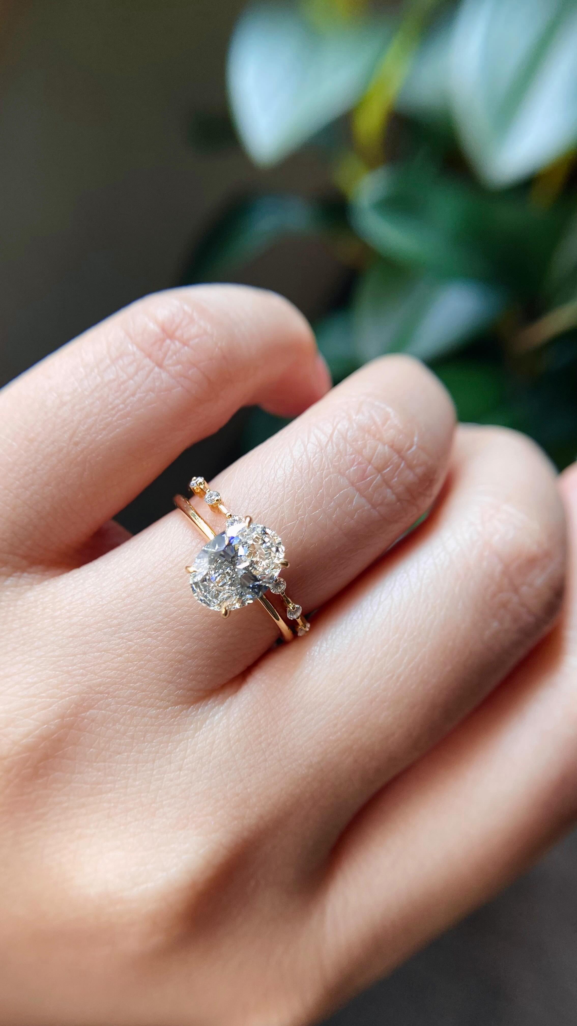 Don’t you hate it when you can’t wear certain rings together only because of technical issues? We like to remind clients to decide on the height of the main setting with us, and spending some extra effort designing the side detailing so everything is perfectly fitted. ☺️
