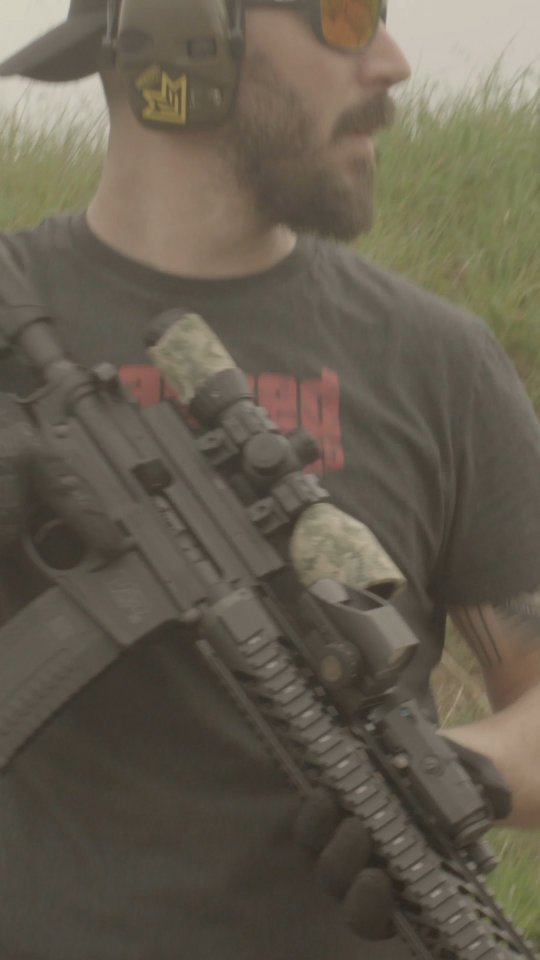 Raise your head.
“Training scars” are not just technical. In fact, even the ability to read and understand the operating environment must be trained and cared for, because it will be the first thing you have to manage in a real context.
Developing technique with exercises that turn off our "sensors" can not only be ineffective, but even dangerous. Alienation from the scenario and all the variables is the last thing we want to achieve in a real context.
Training with practical and simple cognitive tasks can really make a difference.
Alza la testa.
Le "cicatrici addestrative" non sono solo tecniche. Infatti anche la capacità di leggere e interpretare l'ambiente operativo va allenata e curata, perchè sarà la prima cosa che ci si trova a gestire in contesto reale.
Sviluppare la tecnica con esercizi che spengono i nostri "sensori" non solo può risultare poco efficace, ma addirittura pericoloso. L'alienazione dallo scenario e da tutte le variabili è l'ultima cosa che vogliamo ottenere in un contesto reale.
Allenarsi con pratici e semplici task cognitivi può veramente fare la differenza.
#underdogtrainingtools
#tactical
#cognitiveskills