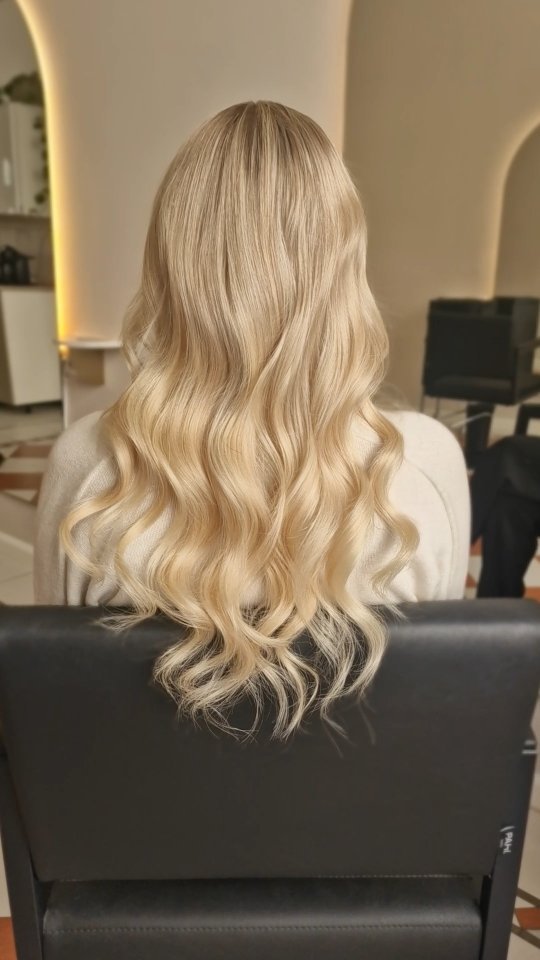 Kesäksi kauniin vaaleat hiukset ja lisä volyymia teippipidennyksillä. 😍
By @helibow
#helibow#bowhelsinki#parturikampaamobow#hiustenpidennys#teippipidennys#blonghairextensions#hairextensions#vaaleathiukset#blondhair#blondehairextensions#hairdressersoffinland
@idhairpro.fi
@hairdressersoffinland