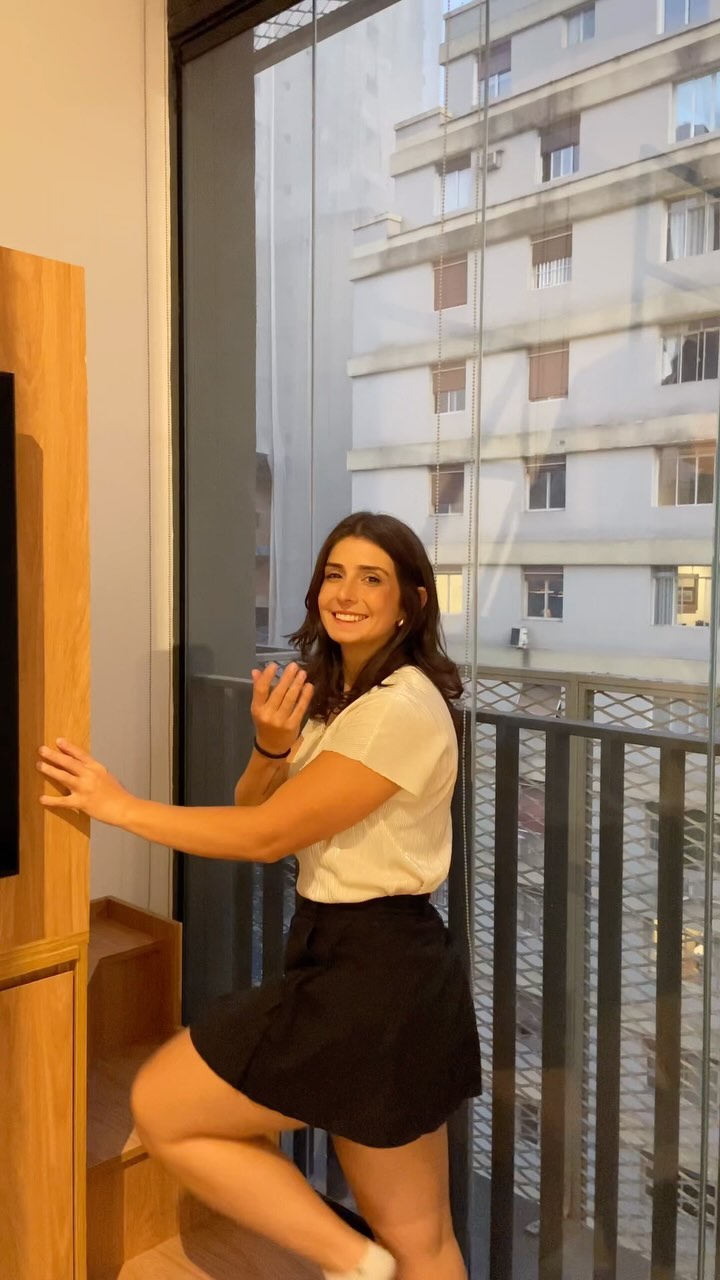 Studio 25m2 e pé direito de 3,40m.
A ideia aqui foi aproveitar o pé direito mais elevado e fazer mezanino onde a cama fica suspensa, com isso ganhamos por baixo uns 5m2 de área util no apartamento.
Então apesar dos espaços reduzidos, o aproveitamento foi máximo, e ainda super aconchegante, com direito a closet e escritório, o sofá e a mesa de refeições compartilham o espaço (sinceramente eu amo comer ali sentadinha no sofá), na lateral do armário temos nichos, onde já criei o cantinho do café, frutas e vinhos.
E a escada, essa sim, aproveitamento máximo mesmo, o painel da tv já funciona com guarda corpo, e embaixo um super armário, na lateral avançando embaixo do mezanino, mais armários, incluindo um alto, onde ficam as vassouras e escadas. Tudo pensando, encaixado e sem aperto!
O mezanino foi executado em estrutura metálica, e quis deixar ele aparente e preto, dando uma cara mais industrial mesmo, isso inclusive se repete em alguns outros elementos, como nos interruptores e perfis de iluminação.
Assim, criamos um bom contrataste com a delicadeza dos tons pasteis nos outros elementos (marcenaria, sofá…)
Na cozinha, abri mão de um forno tradicional, e optei por um airoven mesmo, reduzi custos, e ele ocupa bem menos espaço, está sendo ótimo. Já a geladeira, depois de muita pesquisa, essa é a menor do mercado com duas portas, tudo na medida perfeita para minha rotina.
Bom, são muitos detalhes, ideias e estratégias, esse primeiro video começando a apresentar meu trabalho, muito ainda está por vir 🙏🏻
O que querem ver nas próximas postagens?
E bora para obra ! 👷🏻♀️
#reforma #reformastudio #reformaresidencial #designdeinteriores #engenhariacivil #mezanino
