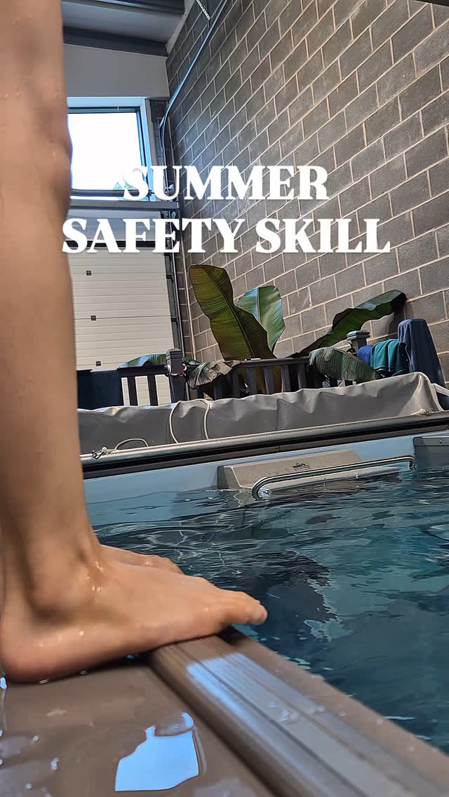 Jump and return to the side is a key water safety skill 🛟 It teaches children what to do if they accidentally fall into water — how to orient themselves, get back to the edge, and hold on. Once confident, we practise this without goggles to make it feel more realistic 🥽
#watersafety #swimming #london #learntoswim #raynespark