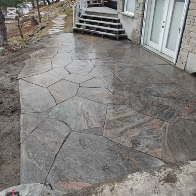 A nice little flagstone patio on lake Muskoka last year. Can't beat working on the lake👌
#flagstones #muskokagranite #naturalstoneslabs #hardscape #muskoka #miniexcavator #landcaping #patiodesign