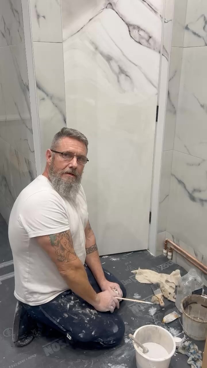 Old school paint effecting !! Matching these doors with the white marble walls, it’s not easy but I think the finish speaks for itself.
#masterdecorator #paint #painting #paintperfected #painting🎨