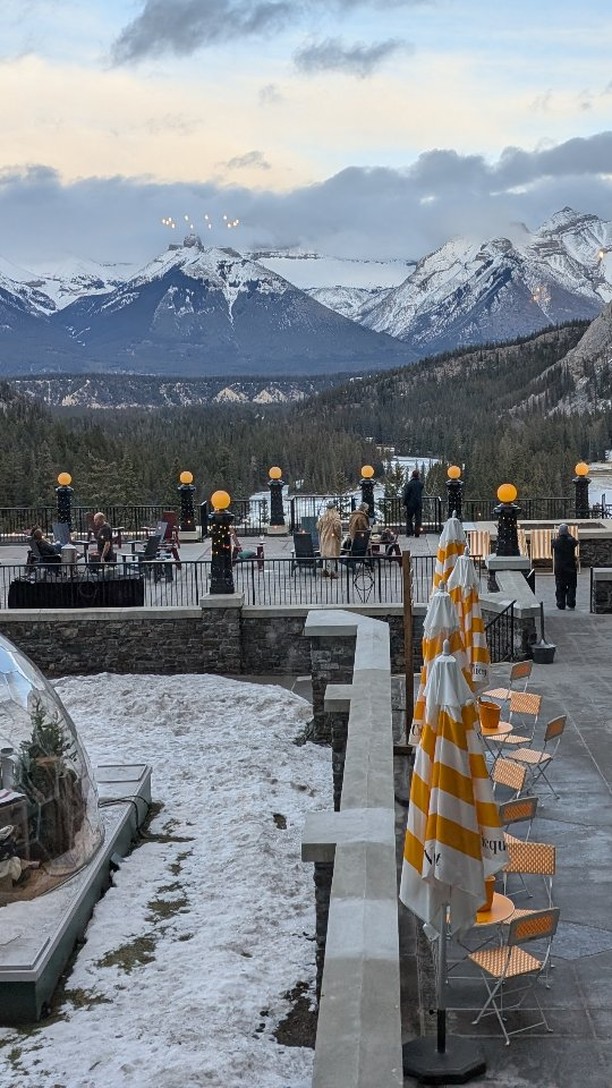 Magical getting to sing in the Rundle Bar in the Fairmont in Banff Springs Hotel! You can't see it in the video but when it was light out, WOW what an amazing view of the mountains. Anyone want a house concert out there?? Hit me up!
🎙️
#singersongwriter #calgaryartist #livemusic #rundlebarfairmontbanff #rundlebar @rundle_bar @fairmontbanff #joyrobinsonmusic @spaceykacey #acousticcover #cover