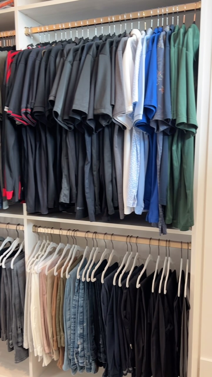 A quick move-in for this primary closet. In just a few hours, we replaced all the plastic hangers, sorted all the clothes and created a flow that made sense for them. At the end she said, “I can’t believe we moved here yesterday!”