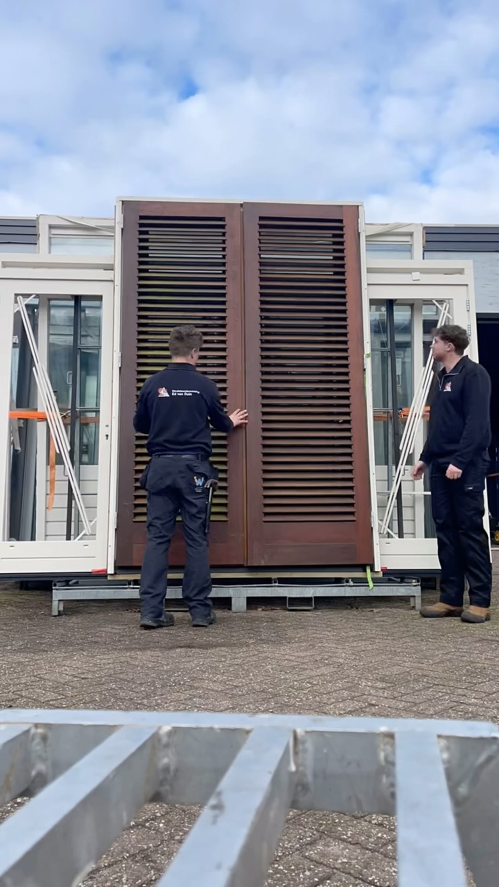 Ontdek onze collectie duurzame restpartij kozijnen! Wij ontvangen regelmatig uiteenlopende partijen kozijnen die niet alleen in uitstekende conditie zijn, maar ook een milieuvriendelijke keuze vertegenwoordigen. Profiteer van de aantrekkelijke prijzen, aanzienlijk voordeliger dan de standaardmarktwaarde. Waarom nog wachten? Neem een kijkje op onze website voor het actuele aanbod. Vind je niet direct het kozijn dat je zoekt? Aarzel dan niet om contact op te nemen; we helpen je graag verder en zoeken samen naar de perfecte oplossing.
#DuurzaamBouwen #EcoKozijnen #RestpartijVondst #BetaalbaarDuurzaam #UpcycleKozijnen #GroeneBouwmaterialen #BudgetKozijnen #DuurzaamVerbouwen #EcoVriendelijkWonen #KozijnenRestpartij #CirculairBouwen #BespaarEnVerbouw #DuurzaamheidThuis #MilieubewustBouwen #VindJeKozijn