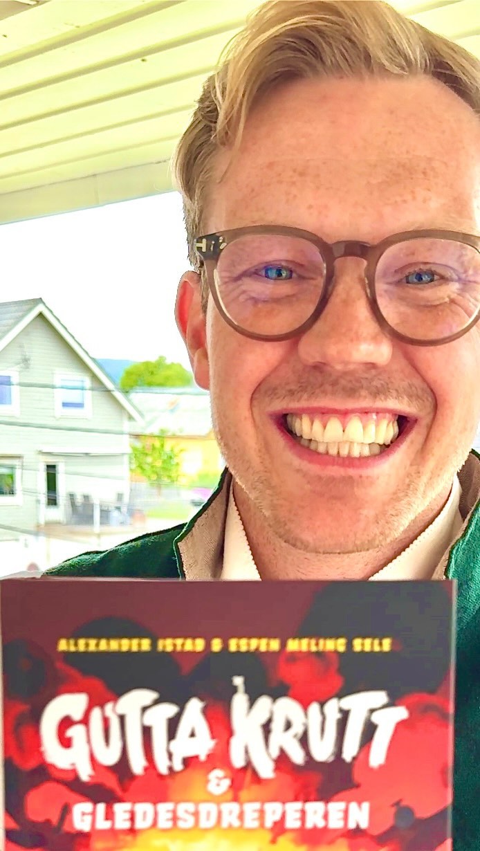 Martin dukker opp i barneboken om Gutta Krutt.
«Gutta Krutt & gledesdreperen»
Forfatter: Alexander Istad
Illustratør: Espen Meling Sele
Forlag: Cappelen Damm
———
#barnebok#barnebøker #barneboktips #barnebokillustratør #barnebokillustrasjon #barnebokforfatter #barneboker #barnebokstagram #guttakrutt #guttakruttoggledesdreperen #alexanderistad #bookstagram #booklove #book #booklover #bookstagramnorway #booknerd #bookaddict #bookrecommendations #bøker #bok #bokslukerprisen #sommerles #bokmesse #forfatter #author #sommer #summer #sun #fun