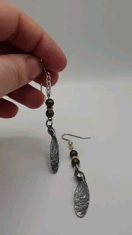 New to my etsy shop! Sycamore dangly earrings with bead detail.
https://waleofatime.etsy.com/listing/1575045690
#sycamore #nature #tree #earrings #silverearrings #silverjewellery