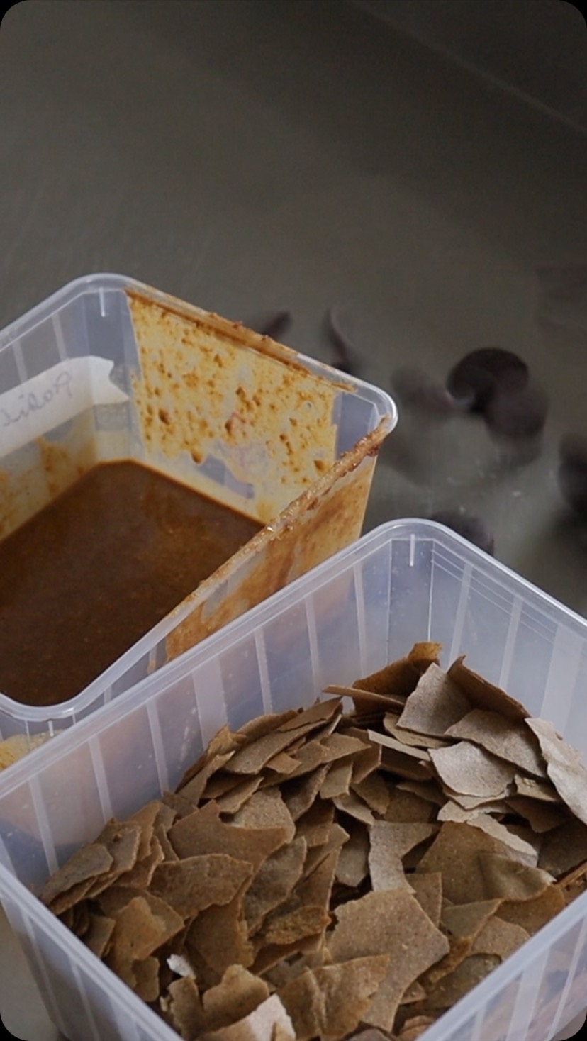 Feuillantine 100% maison au sarrasin 🌱
Ça faisait longtemps que je voulais tester ça : à base de mon praliné sarrasin et de chutes de tuiles de sarrasin que je réalise pour les cocktails. Elle apporte gourmandise et croquant aux desserts, et en plus elle me permet de valoriser mes chutes.
Pourquoi s’en priver 😜
#primesautier #traiteur #fromthetestkitchen #traireurbretagne #praliné #sarrasin #dessertvegan #mariagevegan #mariagevégé #mariagegreen #mariageresponsable #mariagebretagne #traiteurmariage #semarierenbretagne #chocolat #sanslactose