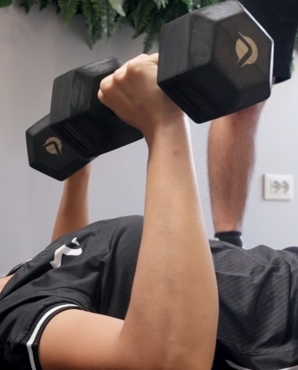 Manipolare i tempi di contrazione muscolare può produrre stimoli diversi senza cambiare l'esercizio.
Tramite la floor press analizziamo tre differenti opzioni 👆
Seguici sui nostri canali e rimani aggiornato sulla metodologia dell'allenamento rivolta alla performance da competizione!
#competition #performsmc #mylifepartner