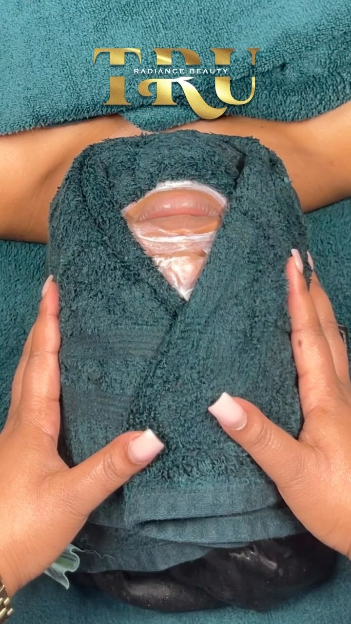 What is your favorite part in a receiving a facial ? ! A steam towel is going to do it for me every time !!
If you dont know what that be like, please come found out 🥰
#cincinnatiesthetician #cincinnatifacial #cincinnatiskincare #blackestheticiancincinnati #facialvideos