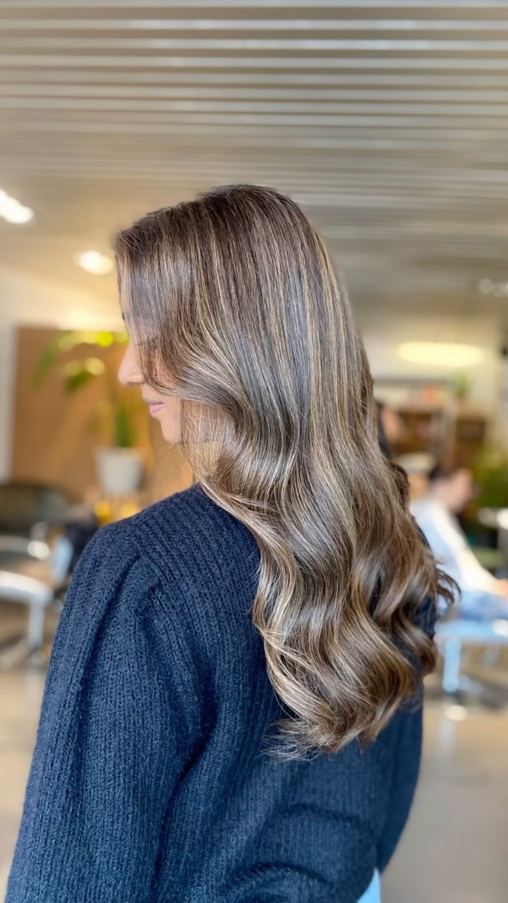 Brunette hair transformation✨
Beautiful @fara2608 started to get more ‘natural highlights’ overtime and we were looking for a more grey covering solution instead. We chose to go brighter with lots of depth and highlights to make her haircolor pop. ✨
Since she used to be a natural brunette we wanted to keep and hold that look, would you go for this beautiful mocha, cappuccino blend as well?😍
#organichaircolor #OrganicHairCare #colortransformation #hairinspo #headspasalon #hairsalon #ecosalon #japaneseheadspanearme