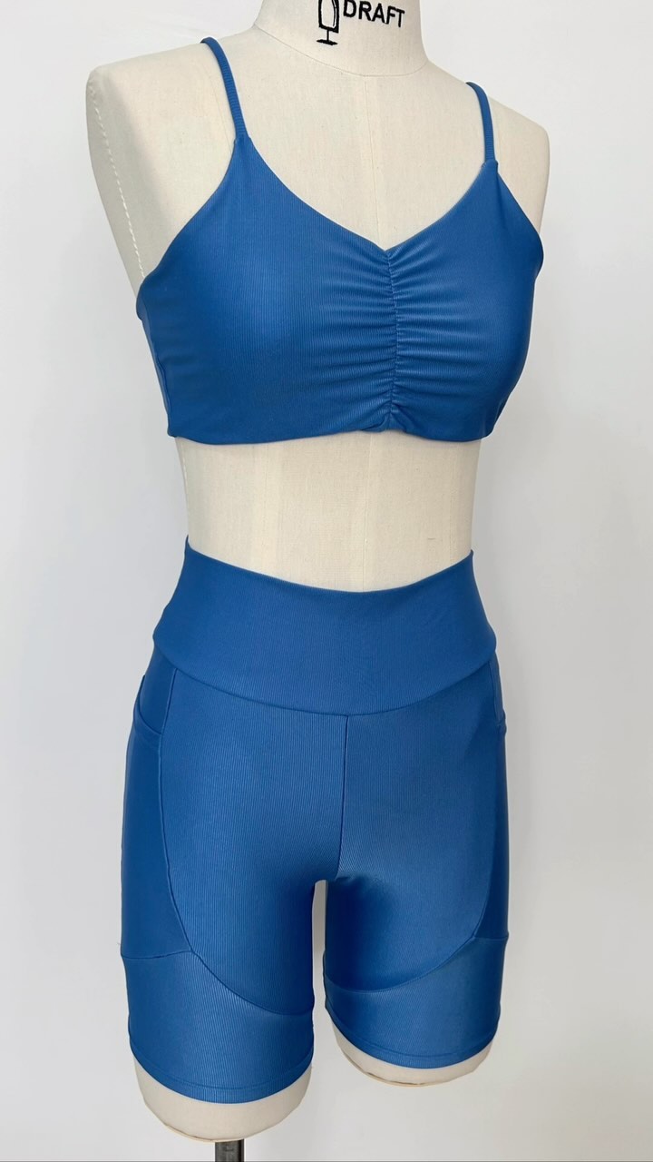Activewear set I made as a gift for my sister 💕
I’m in love with this shade of blue! This fabric is stunning, it has a subtle ribbed texture and a bit of shine, it looks amazing but it’s super slippery, which made it a real challenge to sew 😰
To make sure it’s not see-through, I added lining in both the front and back, also added pockets to the shorts 🙃
I got this fabric in another color to make a set for myself, but I’m probably going for the longer version as leggings ☺️
