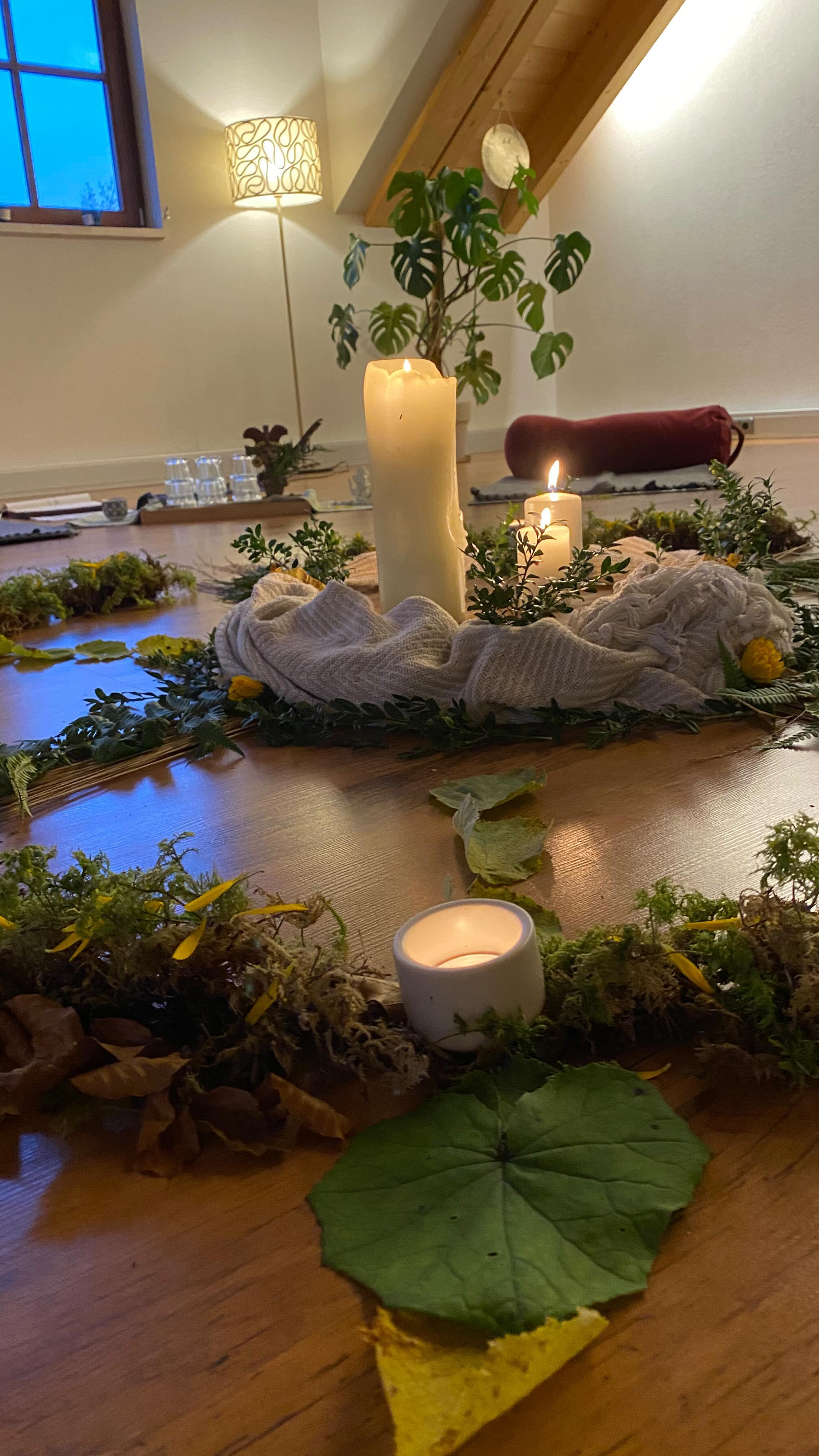 Hmmmmmmmmmmmmmmmmmmm mein Herz und mein Geist sind voller Leichtigkeit und Liebe nach diesem gestrigen Ritual 😌
Ich finde nur schwer Worte für das was geschehen und vor allem entstehen durfte 🥹💕✨
So viel Herzenswärme, Offenheit, Austausch, Verletzlichkeit, hören und gehört werden, gemeinsames erleben, gemeinsam lachen, Gemeinschaft.
Gehalten und getragen werden von der Gruppe.
Mein Herz ist voll von all den schönen Begegnungen und Gesprächen.
When Woman gather in a special way, Pure Magic happens✨💕
Und wieder hat es sich bestätigt, wenn du trotz all der scheinbar unüberwindbaren Hindernisse deinem inneren Ruf folgst, könnte es passieren dass du deinen Seelengefährten begegnest 🤝
Wo keine Maske nötig ist. Kein zurückhalten. Kein Versteckspiel.
Einfach nur Roh und echt und ehrlich ❤️
Gütig, wohlwollend, Herzlich.
Wow. Was für wunderschöne Verbindungen sind da gestern entstanden.
DANKE 🌹✨
Dieses Jahr hast du noch mal am 14.12. die Möglichkeit dabei zu sein. Es gibt ein 13 Wünsche Ritual für die Rauhnächte, und eine Krafttierreise 🪶
Es sind nur noch ein paar Plätze frei 🦋
#cacaoceremony #womancircle #empowerment #seelenmenschen #herzenswärme #da-menschalets 💕