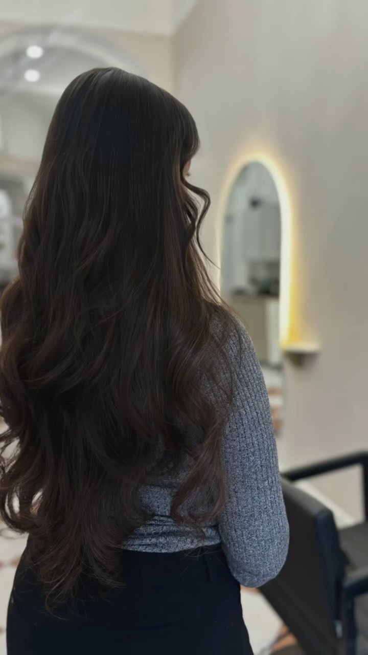 Kevättä kohti mentäessä haluttiin hieman elävöittää väriä. Tehtiin muutama raita omaan hiukseen, jotta pidennyksiin valitut sävyt sulautuvat täydellisesti sekaan👌🏼
Teippipidennys on Blongin Pro hiusta 60cm, sävyillä 3 ja 5 🔥
By @annikasbow
#bowhelsinki#kampaamohelsinki#brunette #brunettebalayage #blonghairextensions#blonghair#goldwellcolor#oribefinland#oribe