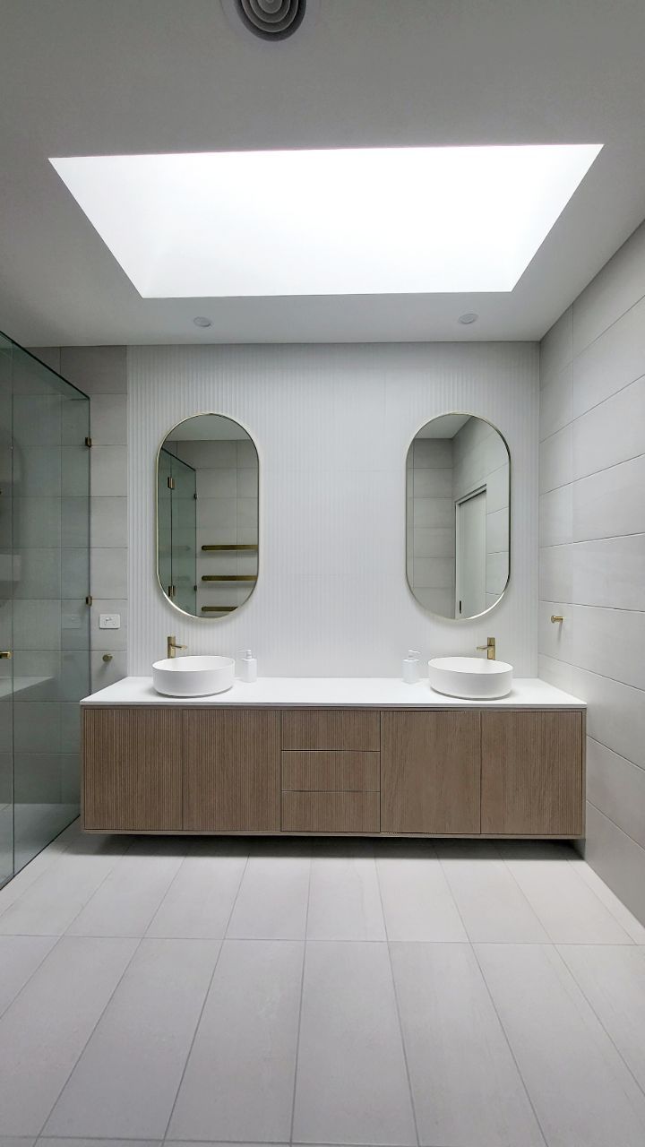 Our latest ensuite renovation project.
Showcasing vinyl wrap @polytec_melbournestudio calcutta cabinetry, @abiinteriors brushed brass fixtures, @beaumont.tiles scalloped tiles, and a skylight to the heavens.
#ensuite #bathroom #ensuitebathroom #ensuitedesign #bathroomdesign #interiordesign #bathroomrenovation #bathroomideas #skylight #brushedgold