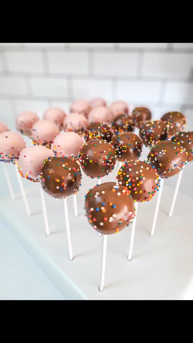 Cake pops and sprinkles🥰 Make sure you don't arrive empty handed
.
.
#cakepops#cakepoplady #cakepopstagram#cakepopdecorating #party #desserttable #hostessgift #localbaker#palmharbor#safetyharbor#tarponsprings#dunedin#clearwater#tampa