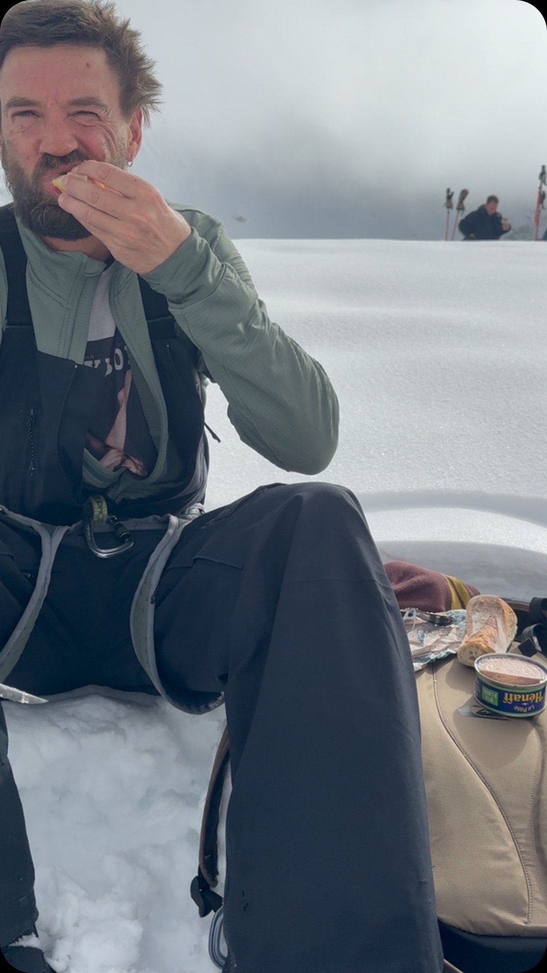 Do you know ow we call in Polish !!
Small breakfast with Kuba and @al.super.tramp in the middle of the beautiful one…
@henaff_off
#snowboarding #snowboard #snow #board #chamonix #aiguilledumidi #valleeblanche