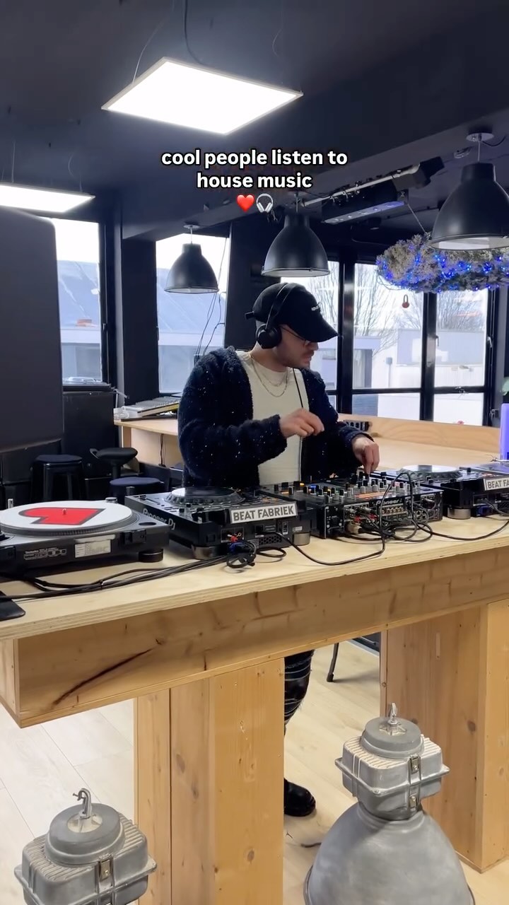 House music for breakfast, lunch and dinner😌🎧
#beatfabriek #community #electronicmusic #music #housemusiclovers #housemusicalllifelong #housemusicfamily #housemusiclover #amsterdam #beatfabriekamsterdam #musiclovers #djlife #viralreels