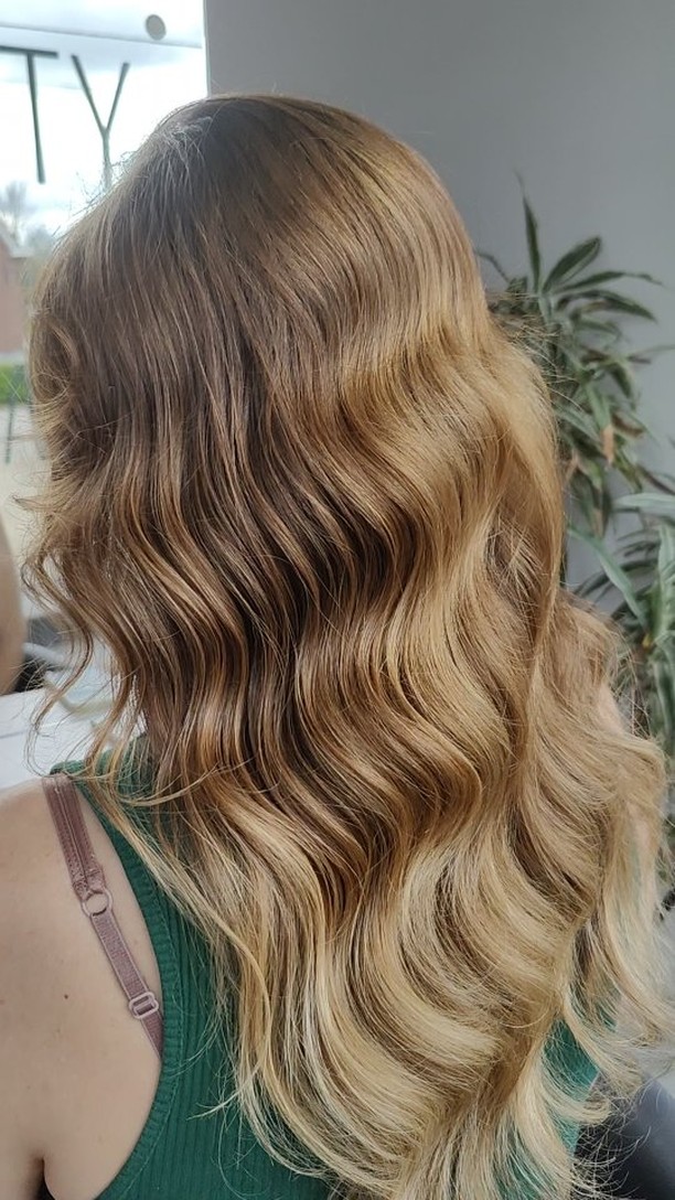 Hollywood Waves — voor de bruid die haar haar graag los draagt, maar toch wil stralen met een classy en stijlvolle look.
Tijdloos, glamoureus en helemaal bridal chic.
#hollywoodwaves #bridalhair #lossekrullen #classybride #weddinglook❤️ k #stijlvoltrouwen #glamourbride #coconmoment