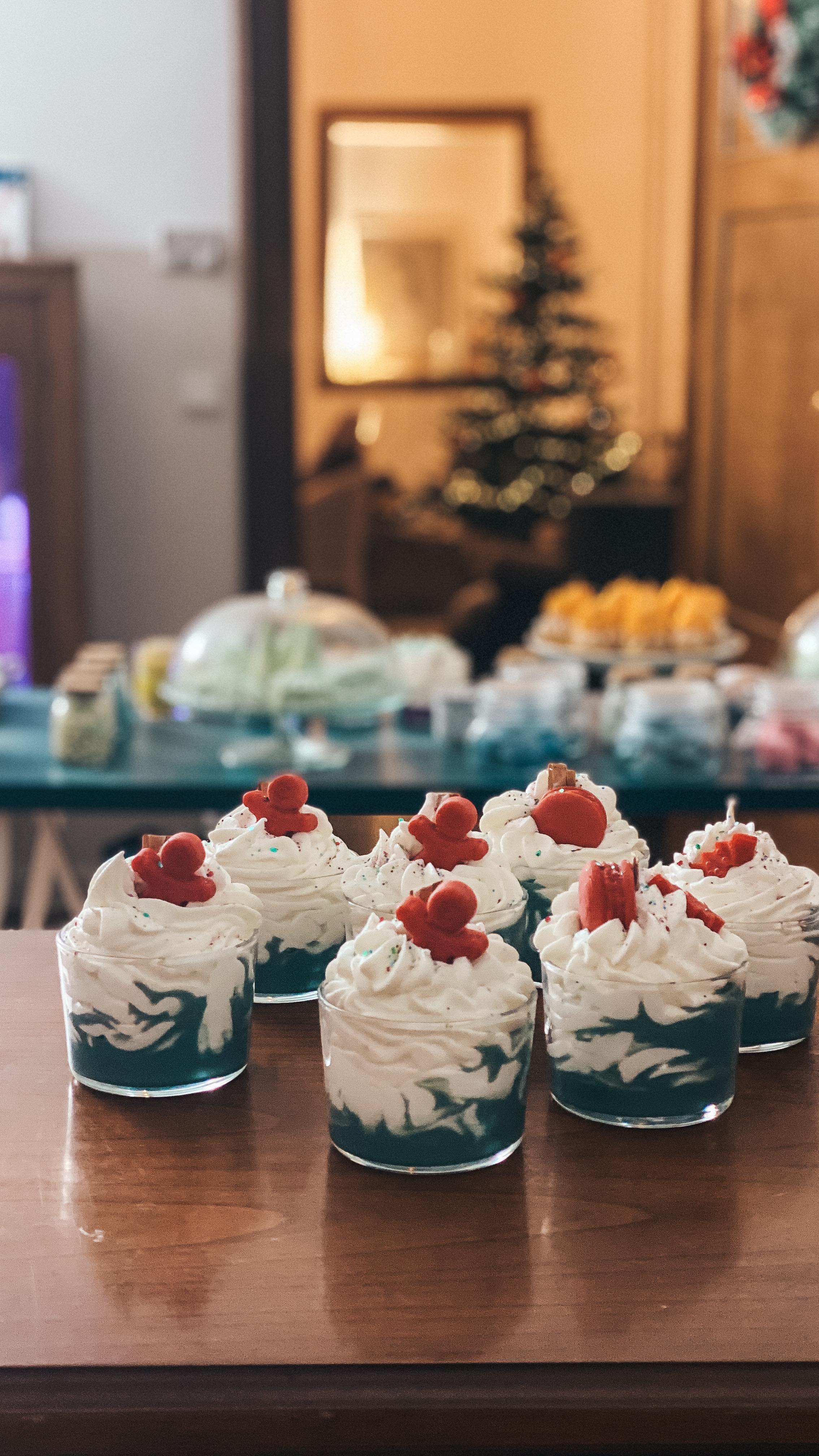 Un magnifique cadeau à offrir: ma formation Bougie 😍! En plus tu peux choisir selon ton budget: soit la petite formation pour apprendre la fabrication pour le plaisir, soit la version Pro si tu sais déjà que l’élu.e est fan de création et tu l’entends envisager de commercialiser ses créations 🥳
(Si oui, tu l’as sûrement entendue parler de ses doutes, ses craintes et son arrachage de cheveux avec la réglementation. Toutes ces étapes peuvent être facilitées pas à pas grâce à ma formation, ça peut être beaucoup plus chouette que d’essayer tout seul !)
PS: si c’est toi qui as envie de te la faire offrir, tu sais quel compte Instagram lui murmurer à l’oreille la nuit 🤣🤣🤣🙈 « Yulighhht, Yulighhhht bougiiiiie » 🤣😂💕
Sincèrement, que ça soit pour offrir ou s’offrir, c’est un cadeau qui durera longtemps et qui fera des heureux en plus, dès que tu te mettras à la pratique 🥰
PS, qu’est-ce que tu penses de cette série gourmandes pour Noël ? Elles sont des odeurs à tomber :
Vanille épicée, caramel beurre salé, sapin, pain d’épice … je refais le stock pour mon marché de noël dans ma petite boutique le 21 décembre 🥳🎄
PS, les membres de la formation Yulight : dites-nous en commentaire si vous pensez que c’est une chouette idée de cadeau ? 🥰😍
(J’espère que oui et que je vais pas me griller sous mon post hein les filles 🙈🤣 - et les gars d’ailleurs, vous êtes de plus en plus présents !🤘)
#bougiegourmande #bougiesgourmandes #bougieartisanale #artisanfrançais #artisanatbelge #bougiesparfumees #bougiesaddict #candlemaker #candlemaking #candleshop #boutiquebougie #creatricebelge #boutiquecreateurs #boutiquebelgique #formationbougies #entrepreneusescreatives #businesscreatif #ideecadeaunoel #bougienaturelle #bougieartisanaleparfumée