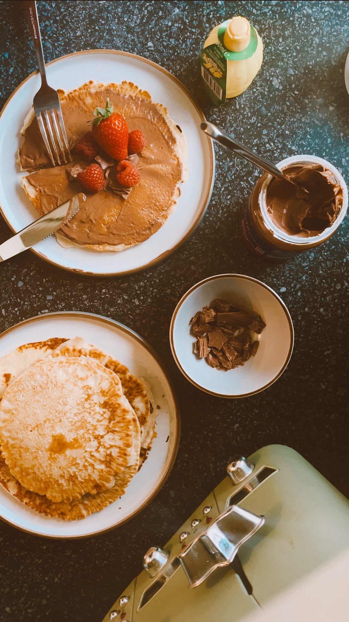 I don’t think it’s possible to enjoy making pancakes without this song blasting in the background!? Happy pancake Tuesday everyone 🥞🤤
P.s - if you haven’t upgraded from Nutella to Cadbury’s chocolate spread…. You’re missing out!
#pancakes #pancake #pancakeday #pancaketuesday #shrovetuesday #chocolate #lemon #chocolatespread #cadbury #cadburyschocolatespread #madewithlove