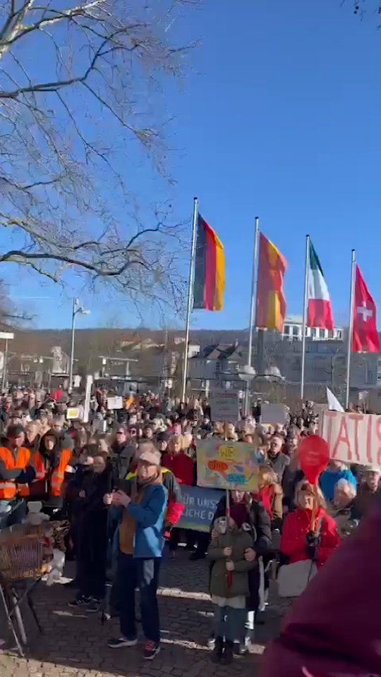 Für die Demokratie & gegen Rechts! 🧡💛💚💜
Wahnsinn wie viele heute da waren!
#loerrach #niewiederistjetzt #fckafd #Gegenrichtung #Freiheit #Demokratie #wirsindeins